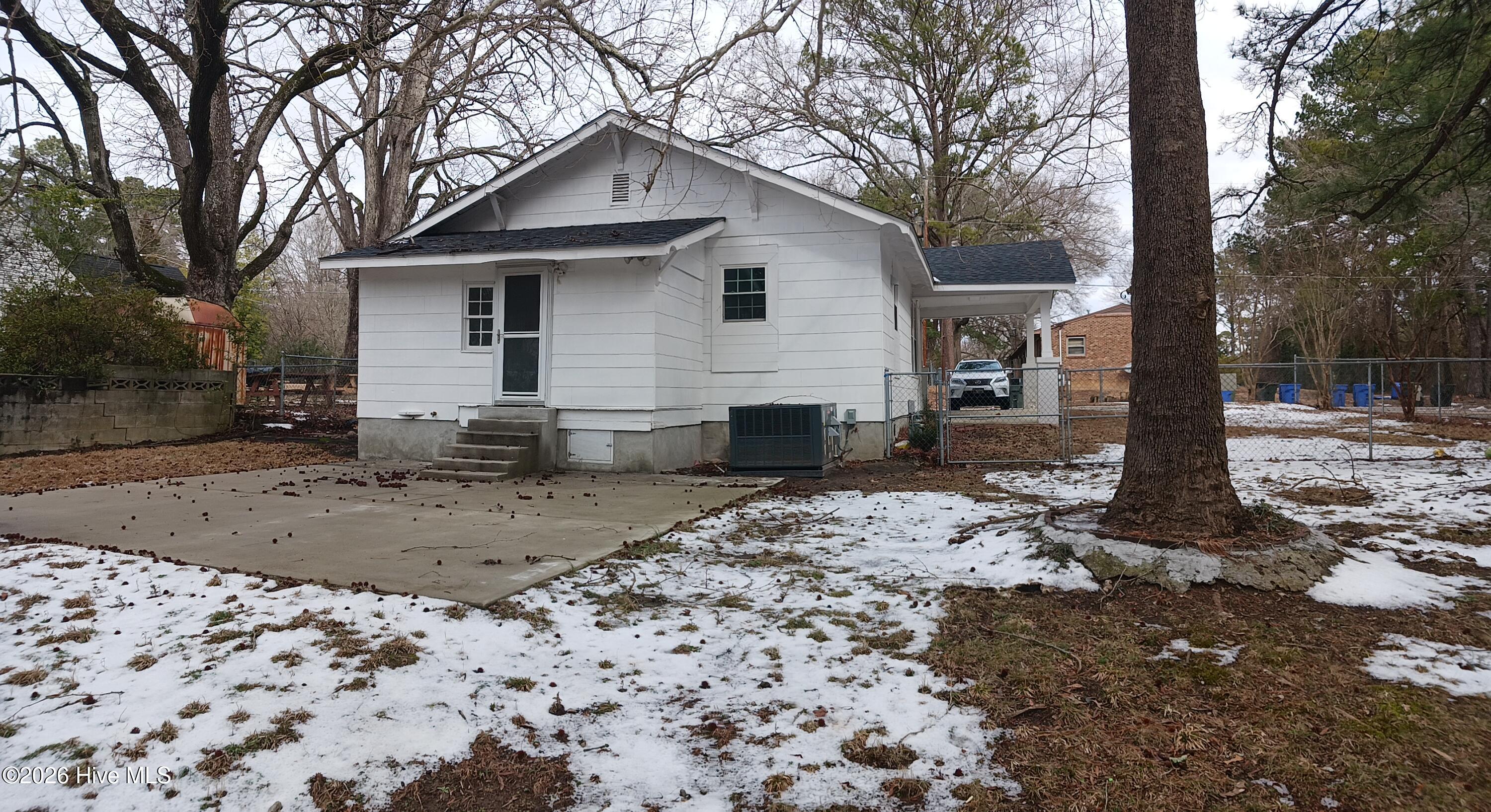 919 College Circle N Property Photo 11