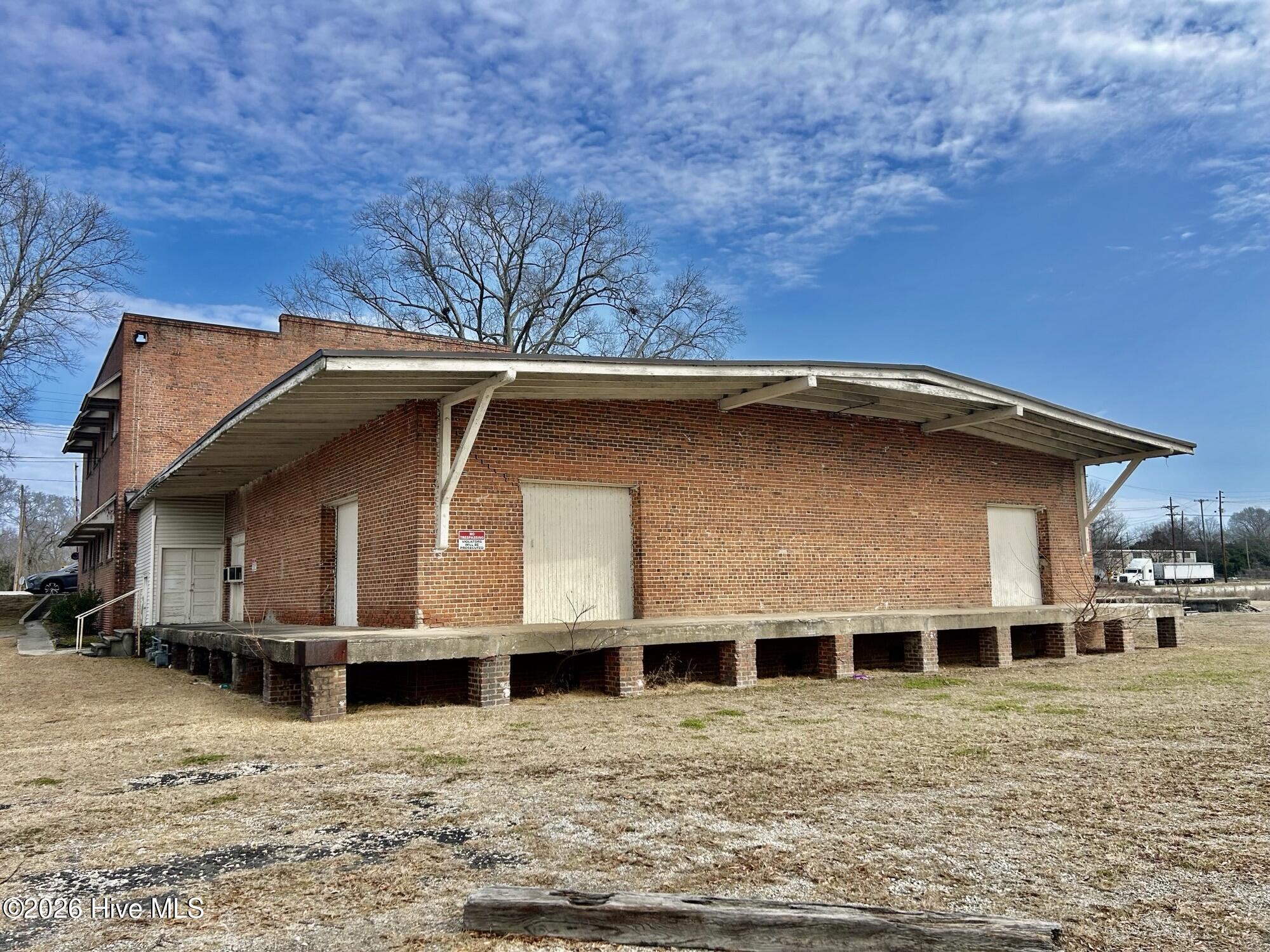 204 E Railroad Street Property Photo 3