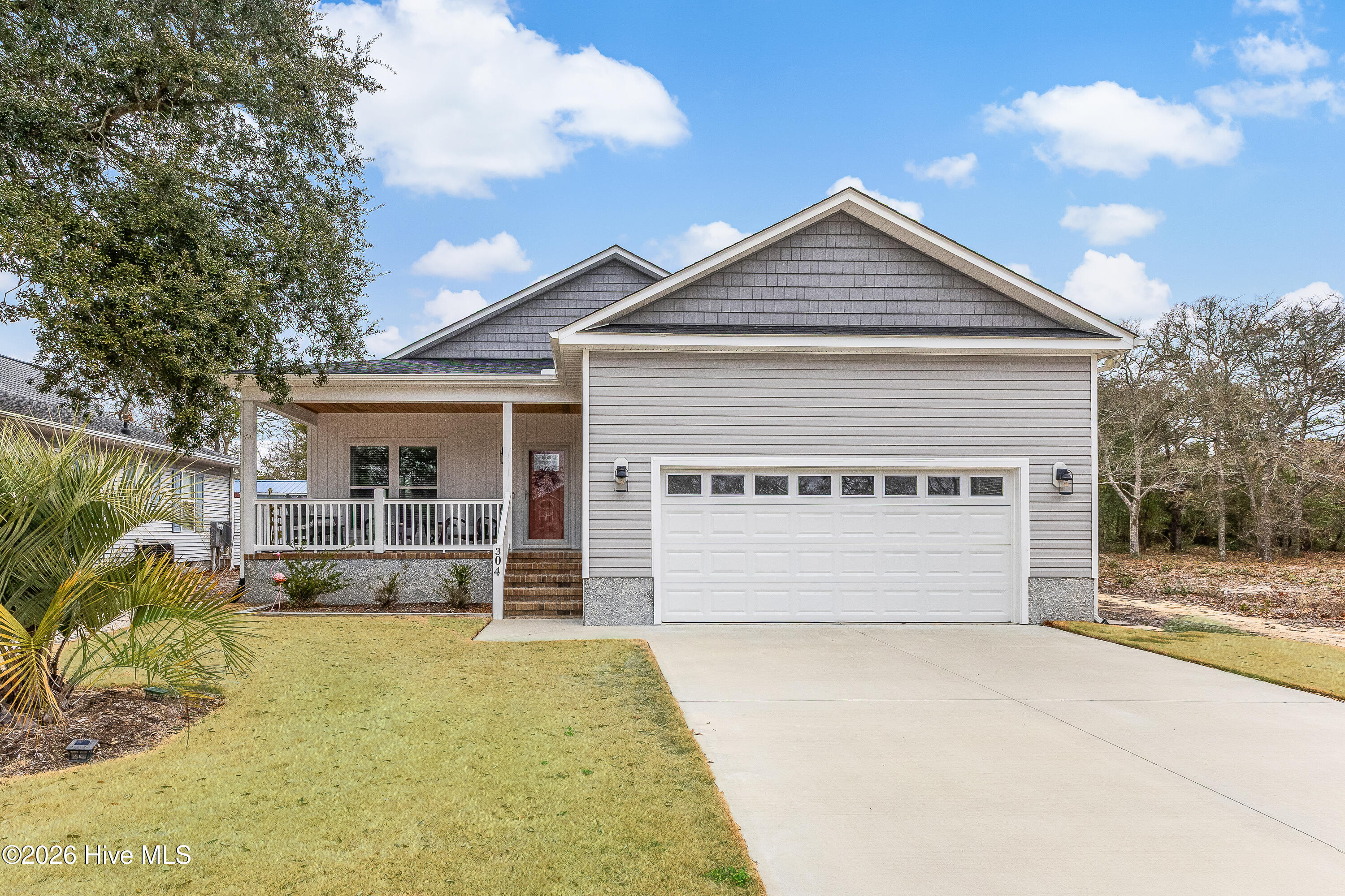 304 E Oak Island Drive Property Photo 1