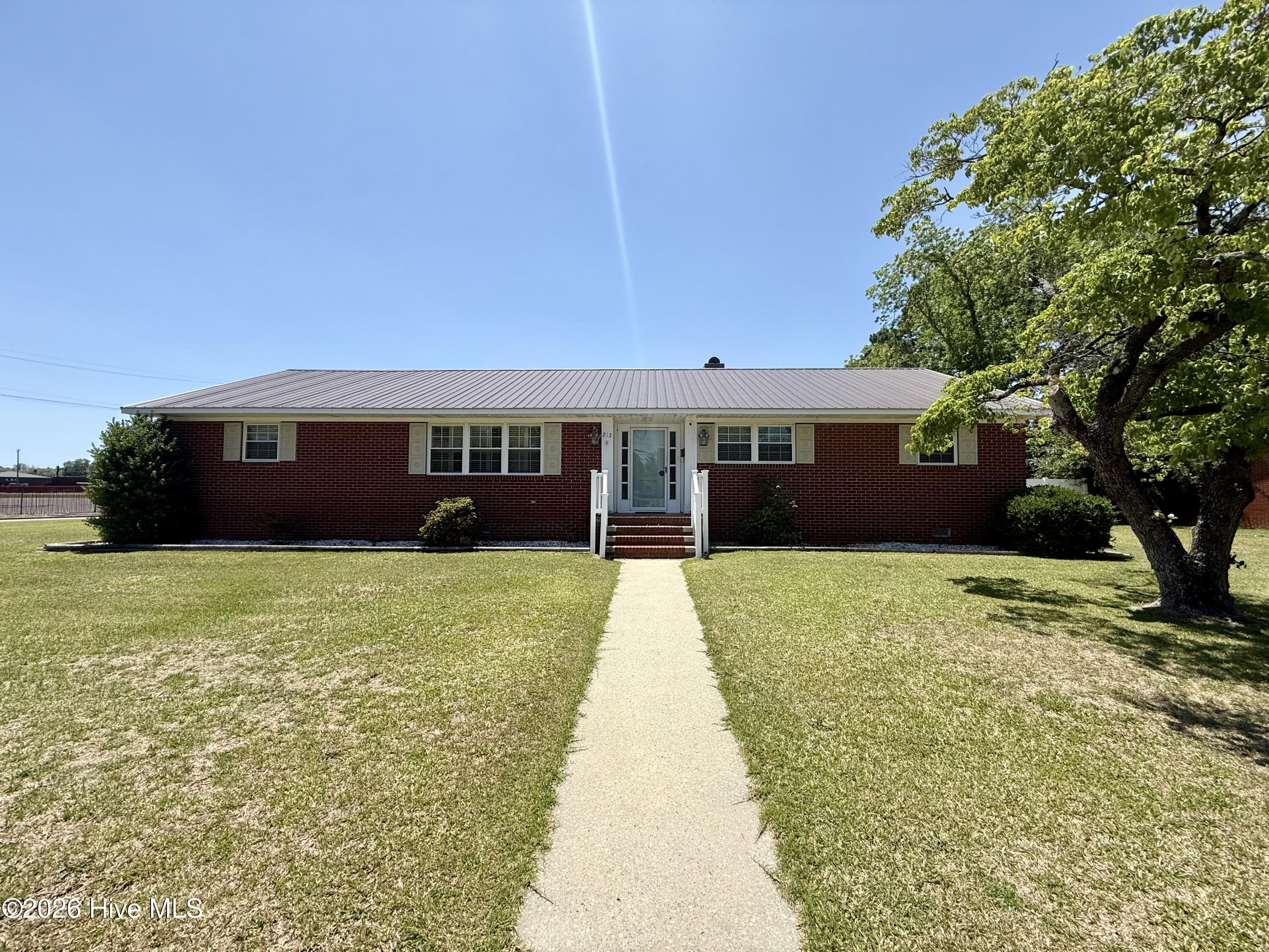 212 Sunset Drive Property Photo 3