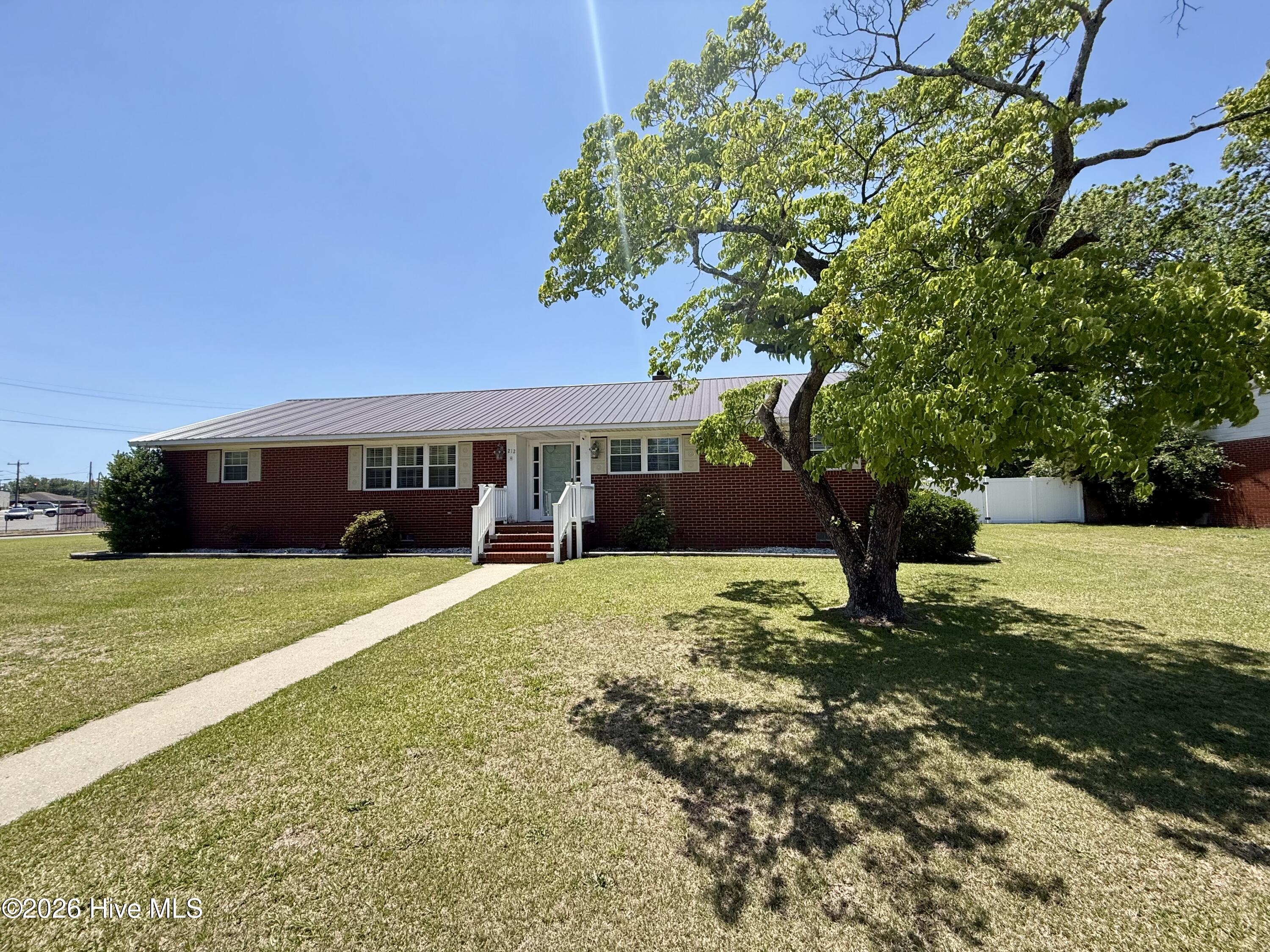 212 Sunset Drive Property Photo 4