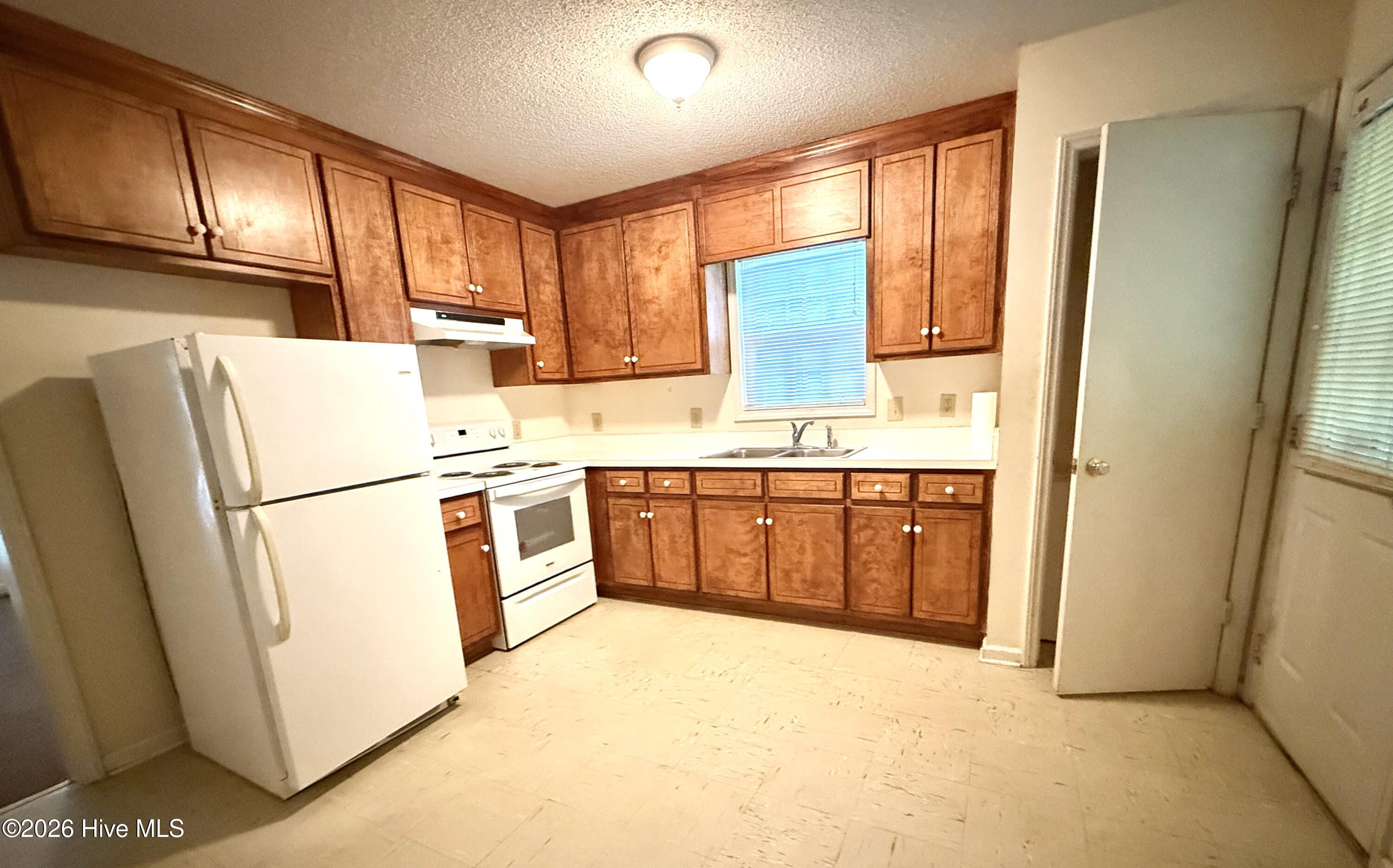 2110 Shamrock Drive E Property Photo 3