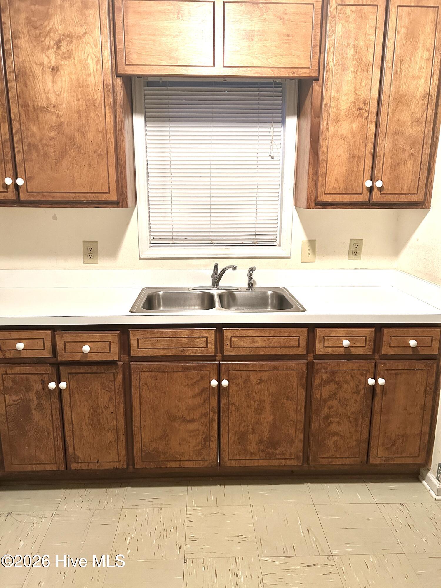 2110 Shamrock Drive E Property Photo 4