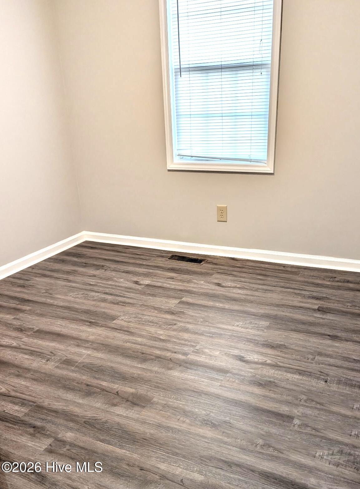 2110 Shamrock Drive E Property Photo 6
