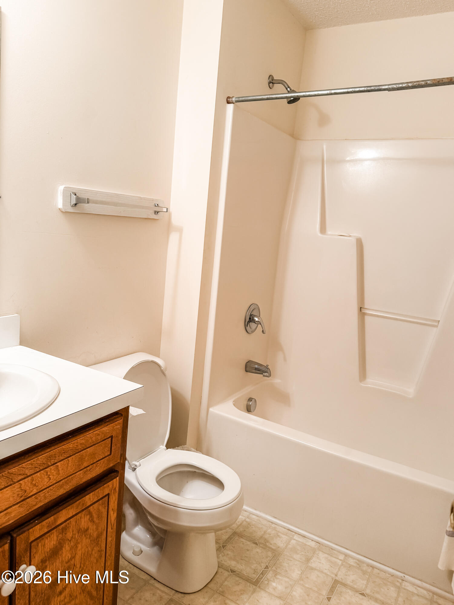 2110 Shamrock Drive E Property Photo 8