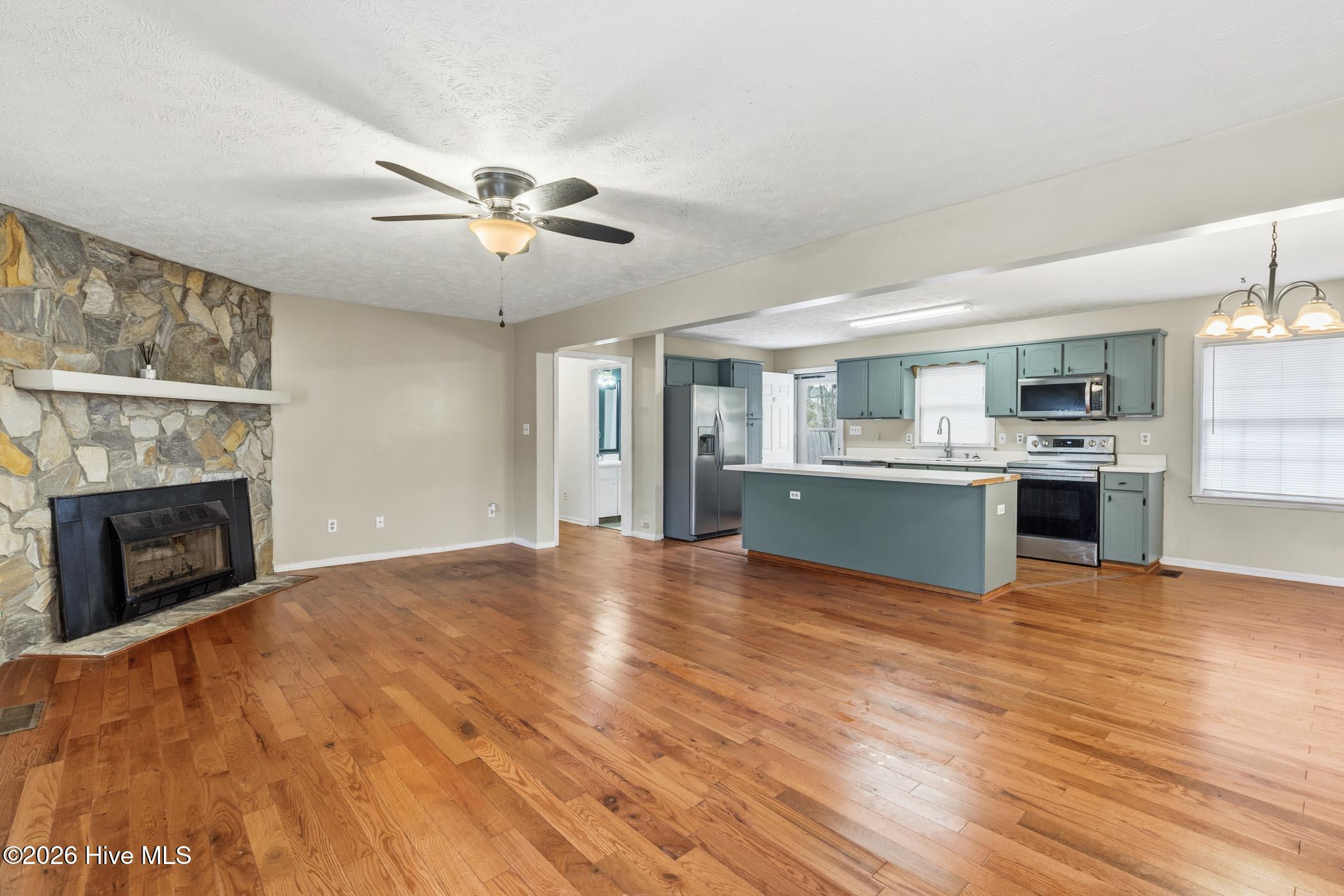 907 Thomas Street Property Photo 8