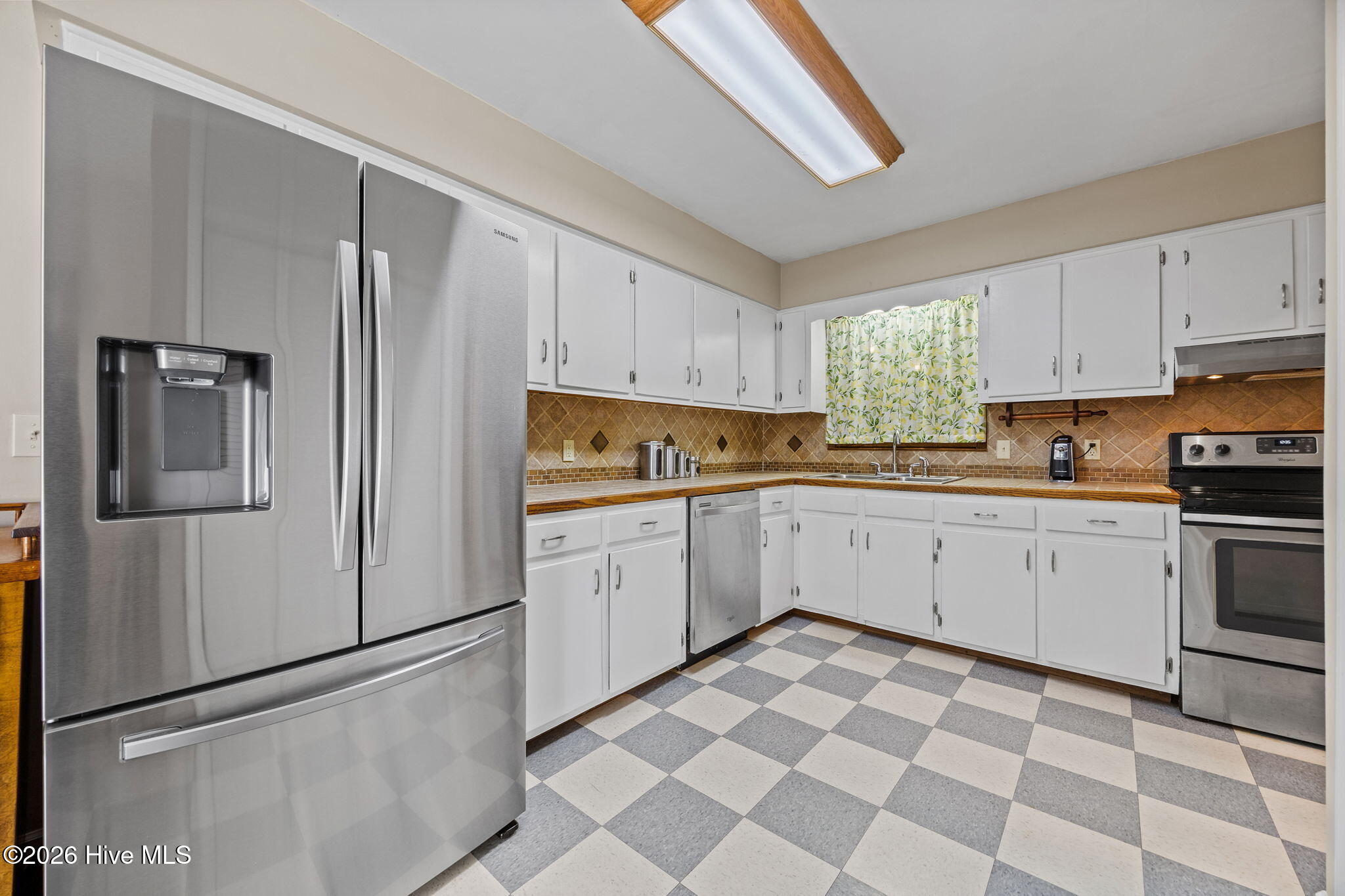 2575 White Plains Road Property Photo 4