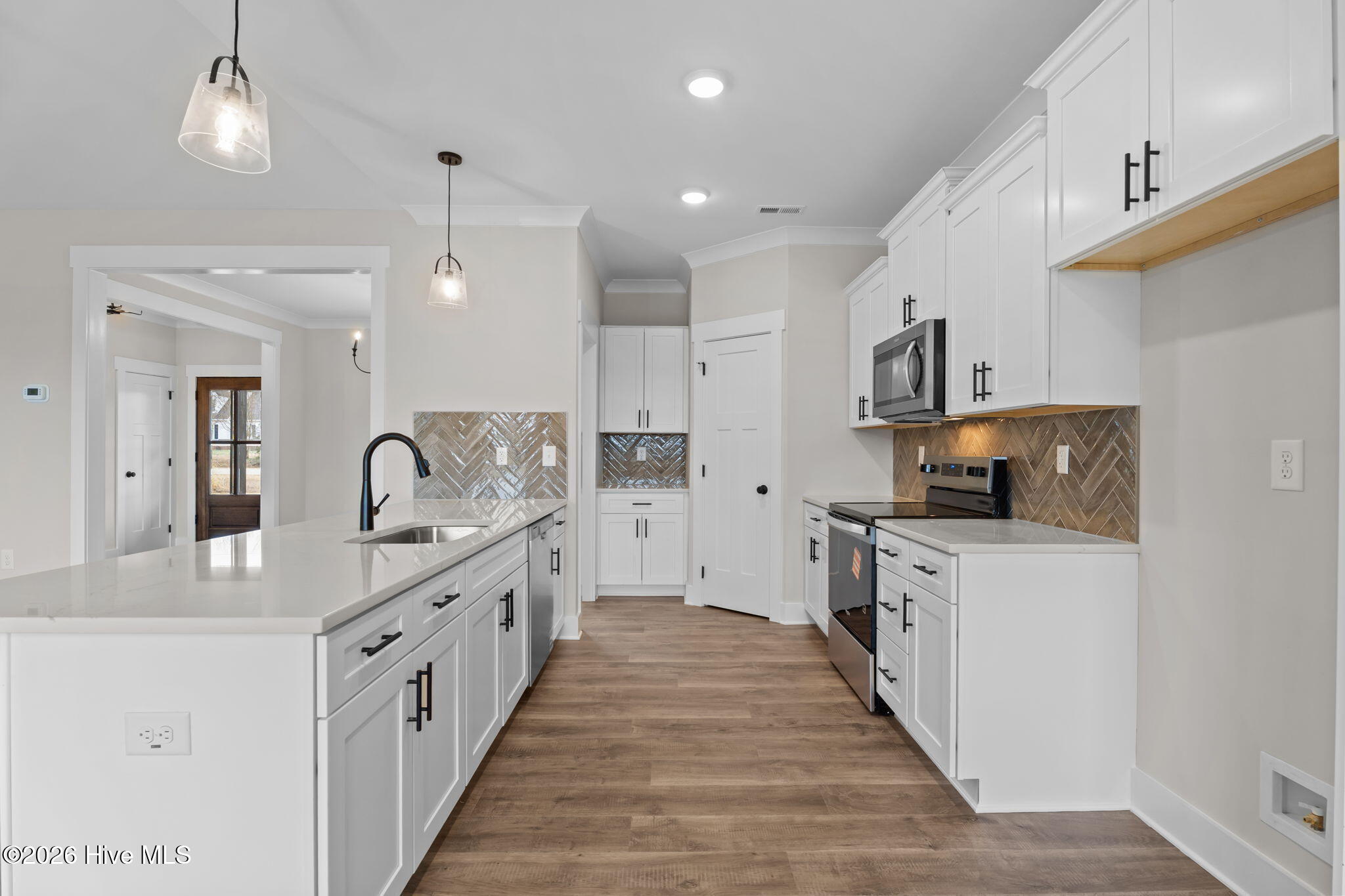 7507 Squirrel Den Road Property Photo 4