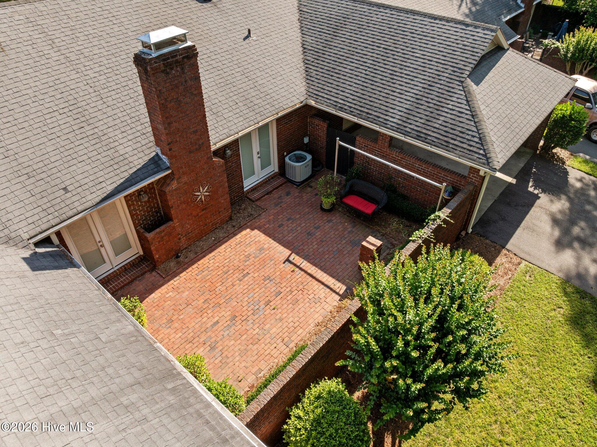 809 Greenbriar Road Property Photo 4