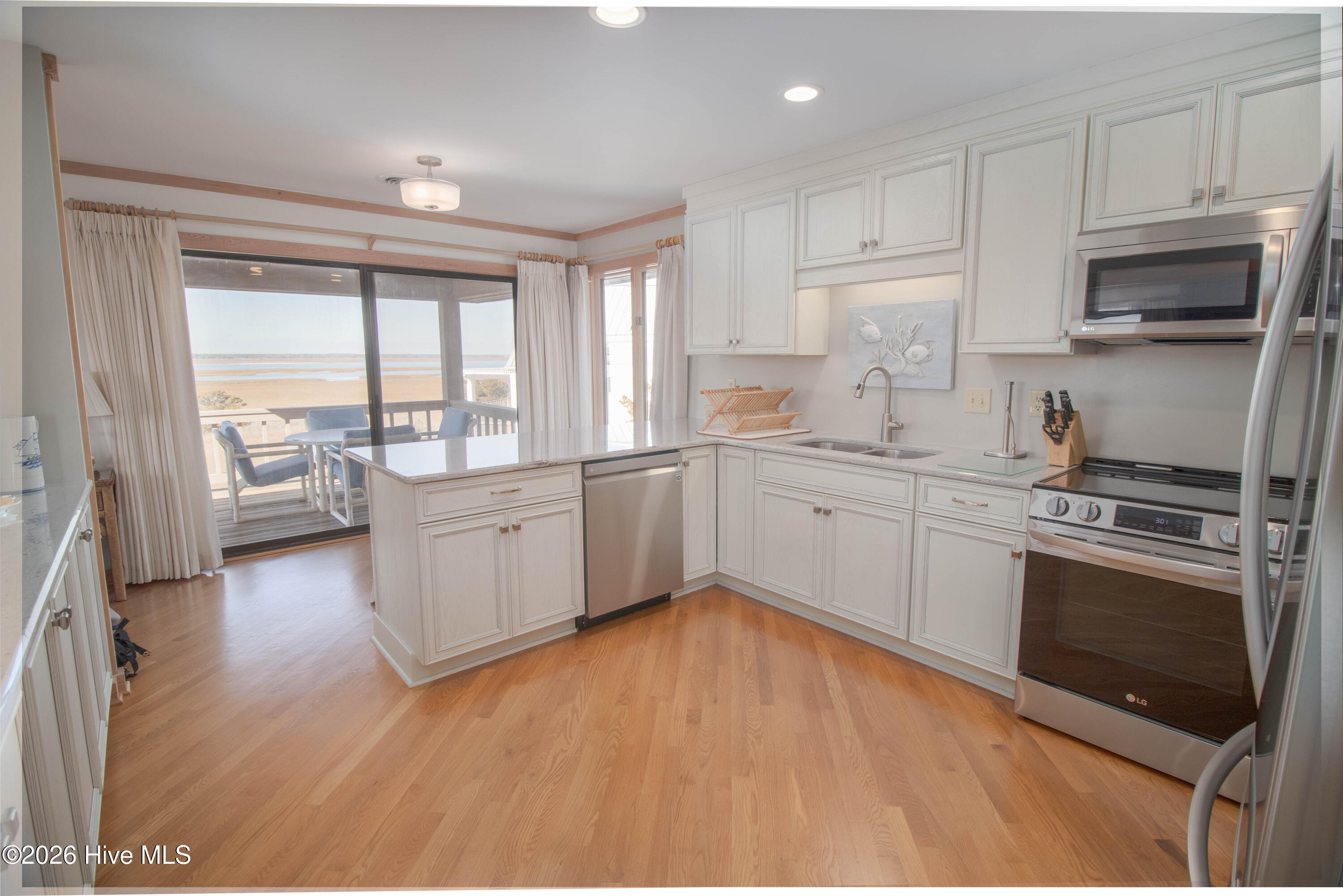 403 Beach Road N Property Photo 10