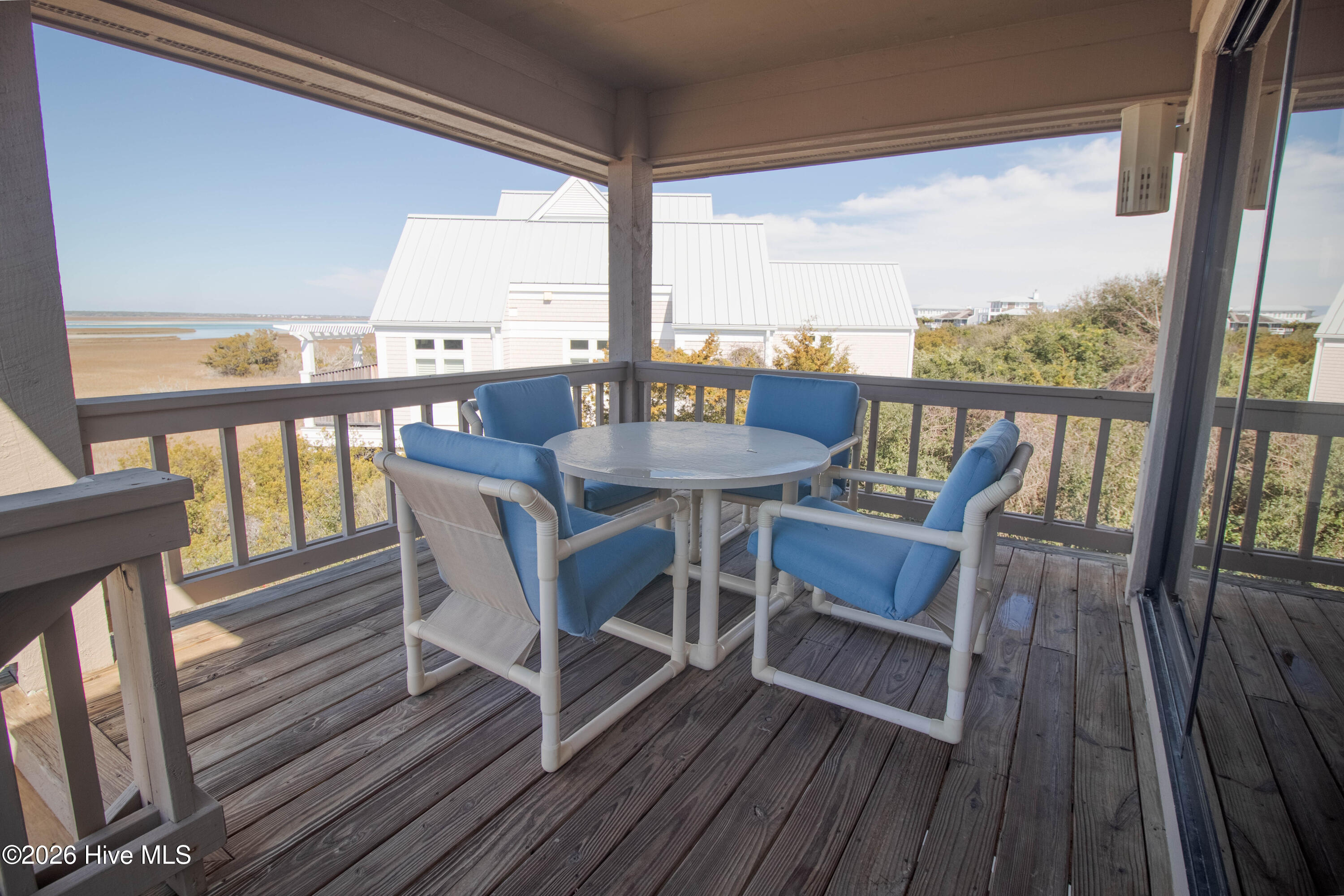 403 Beach Road N Property Photo 11