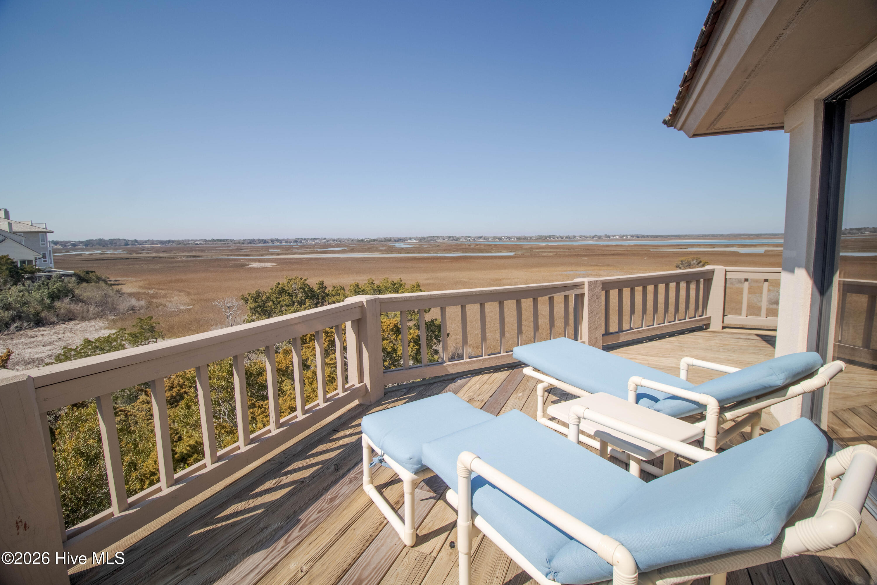403 Beach Road N Property Photo 12