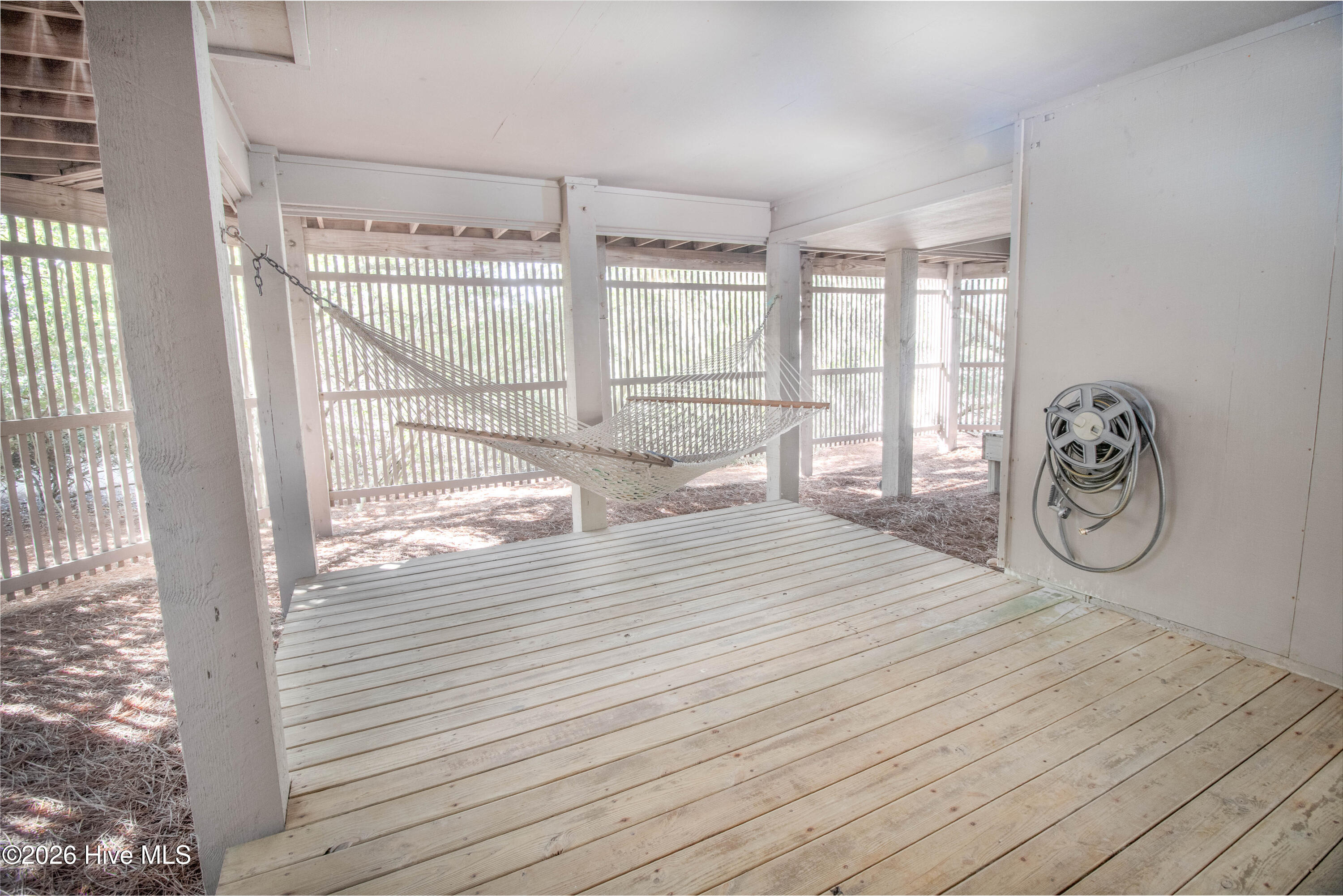 403 Beach Road N Property Photo 22