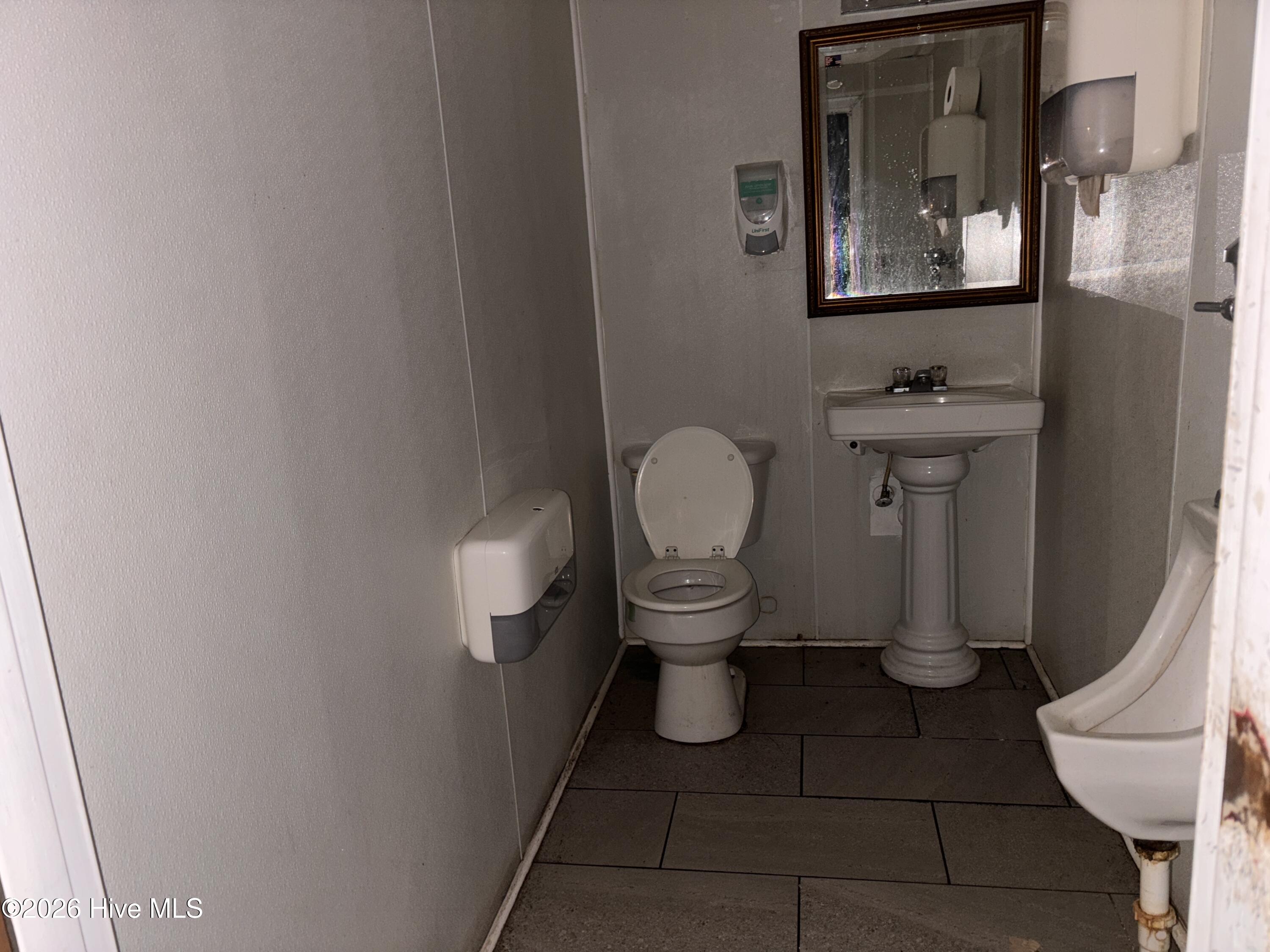1475 W Market Street Property Photo 8