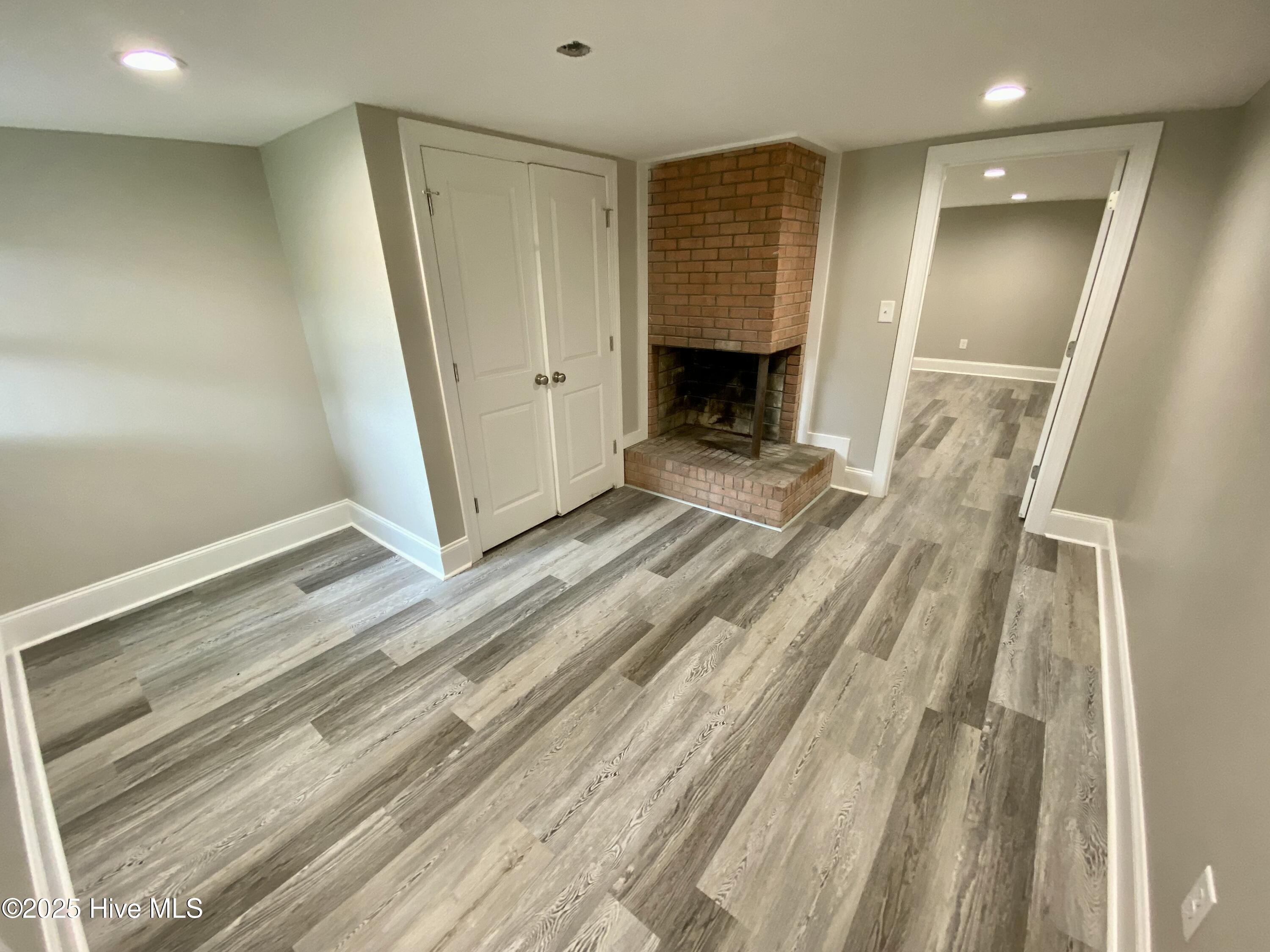 1910 E 9th Street Property Photo 2