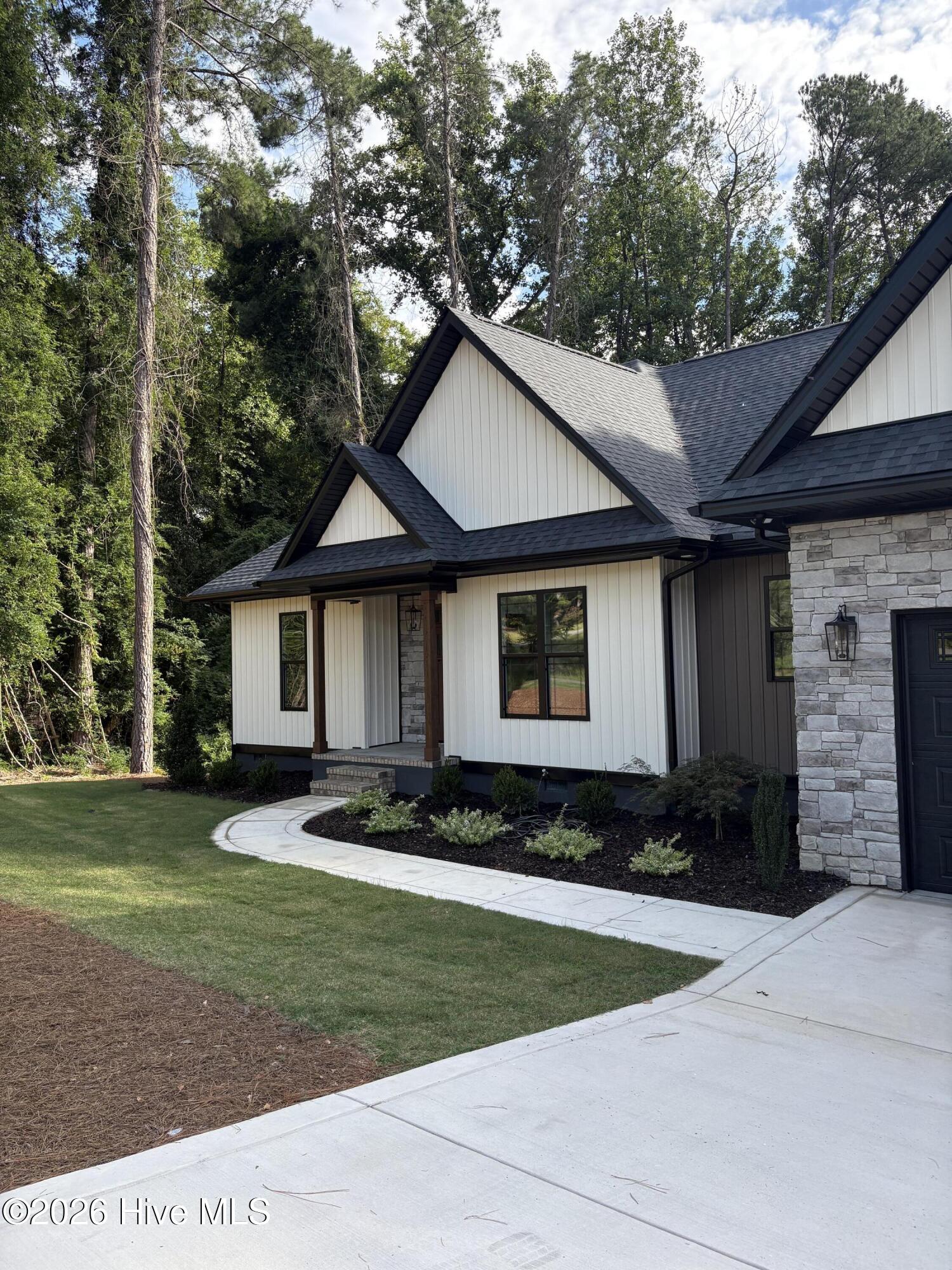 40 S Shamrock Drive Property Photo 2