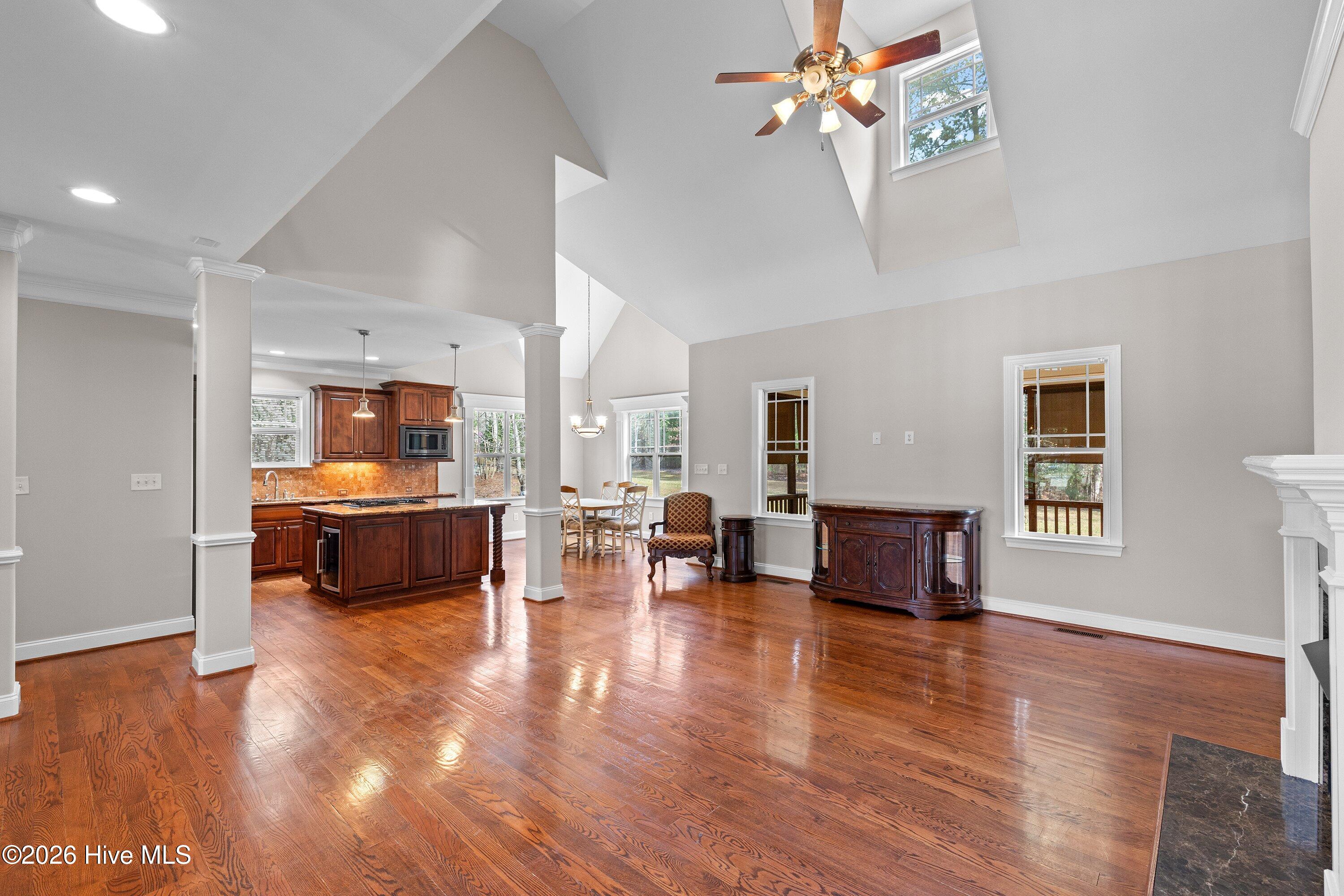89 New Castle Court Property Photo 8