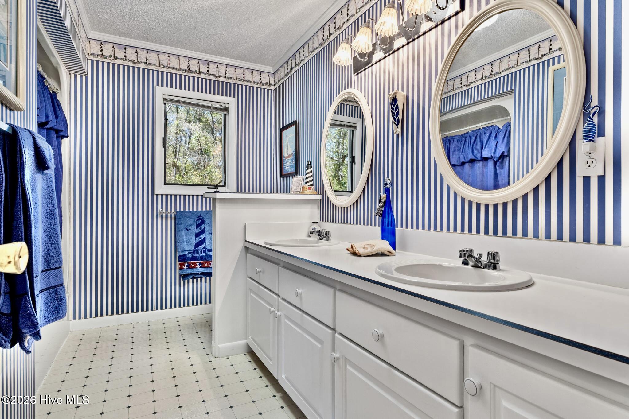 515 Shoreline Drive E Property Photo 18