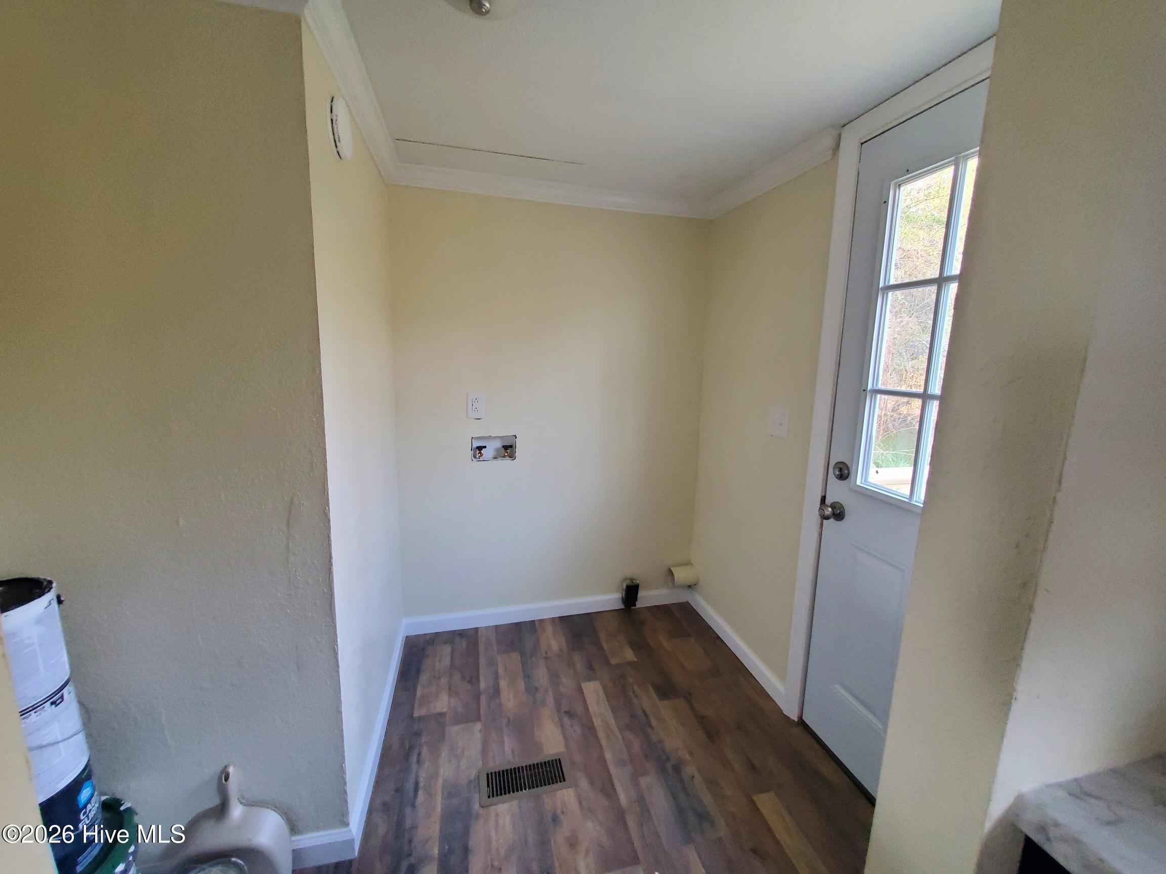 926 Railroad Street Property Photo 8