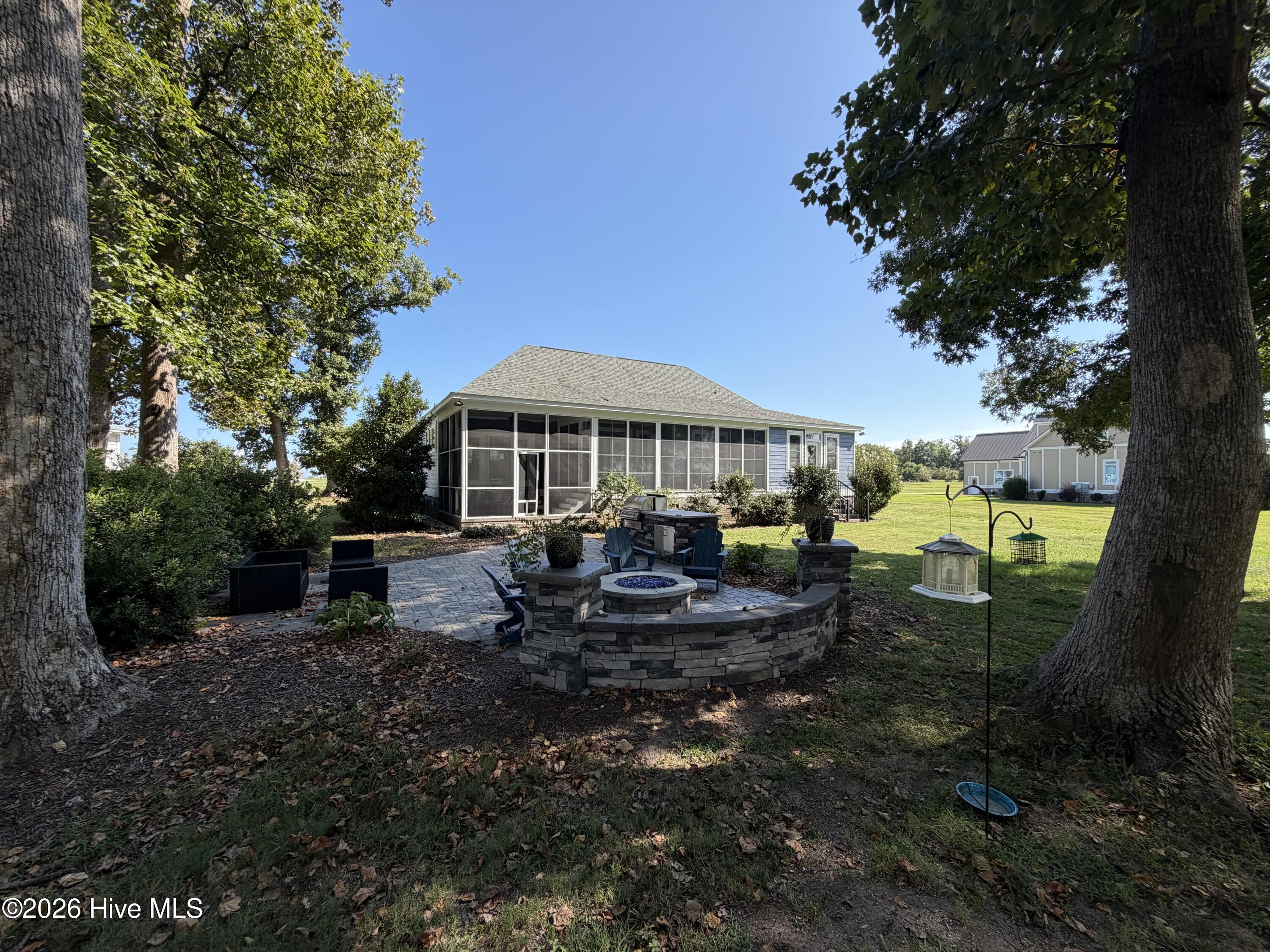 168 W Royal Way Property Photo 2