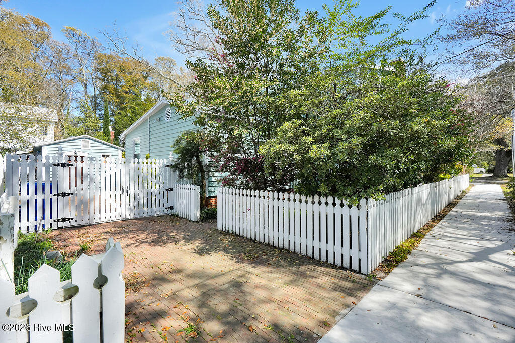 301 E West Street Property Photo 6
