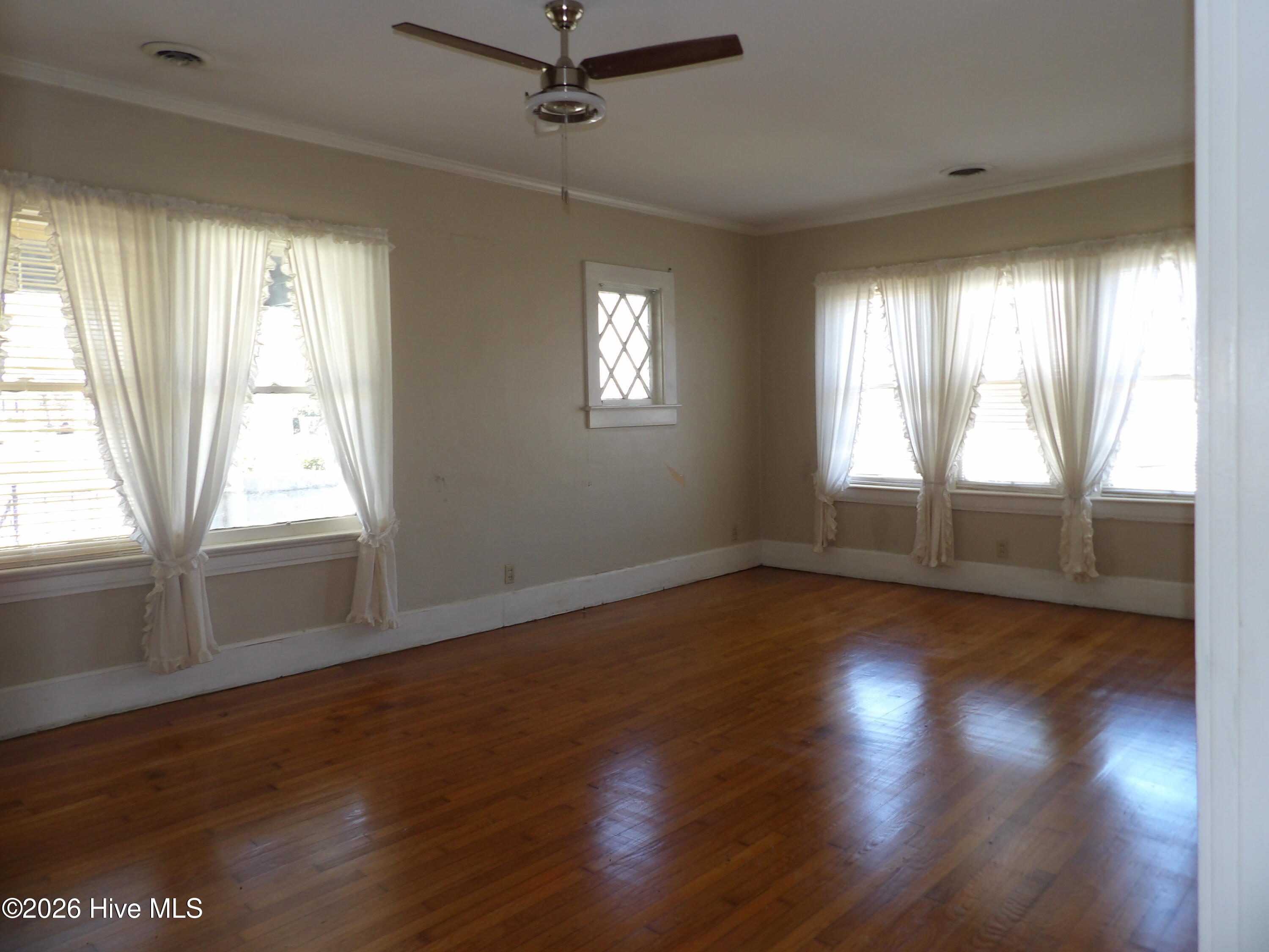 201 E Thompson Avenue Property Photo 2