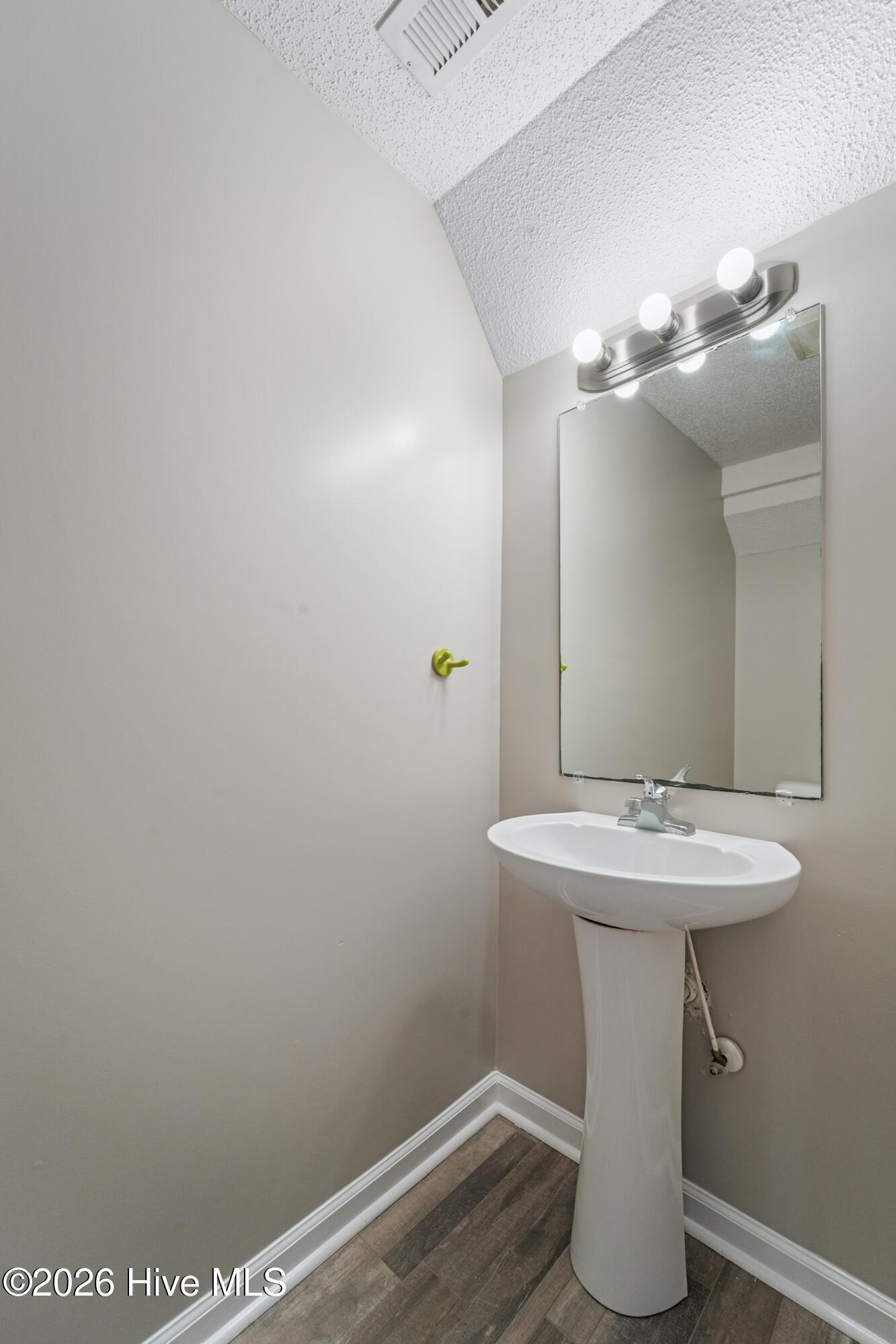 207 Pinegrove Court Property Photo 6