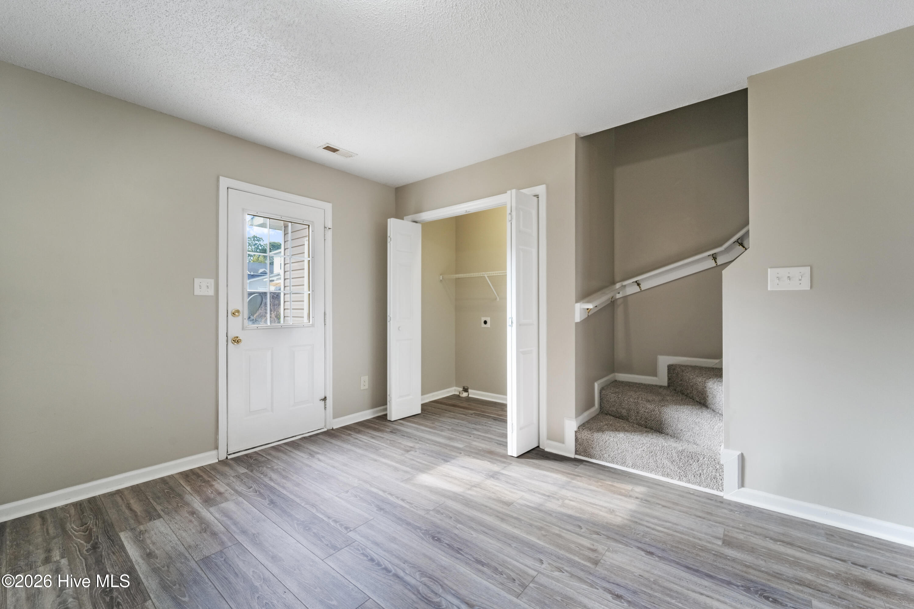 207 Pinegrove Court Property Photo 8