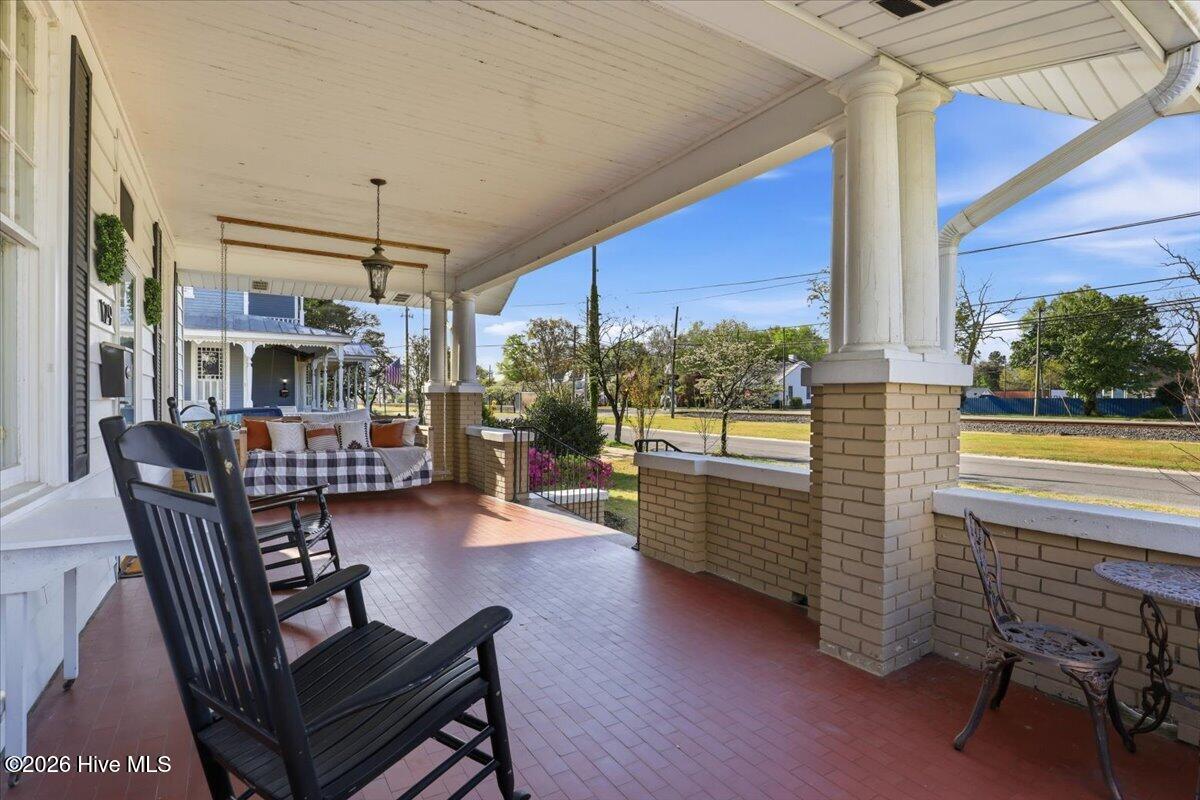 129 E Railroad Street Property Photo 6