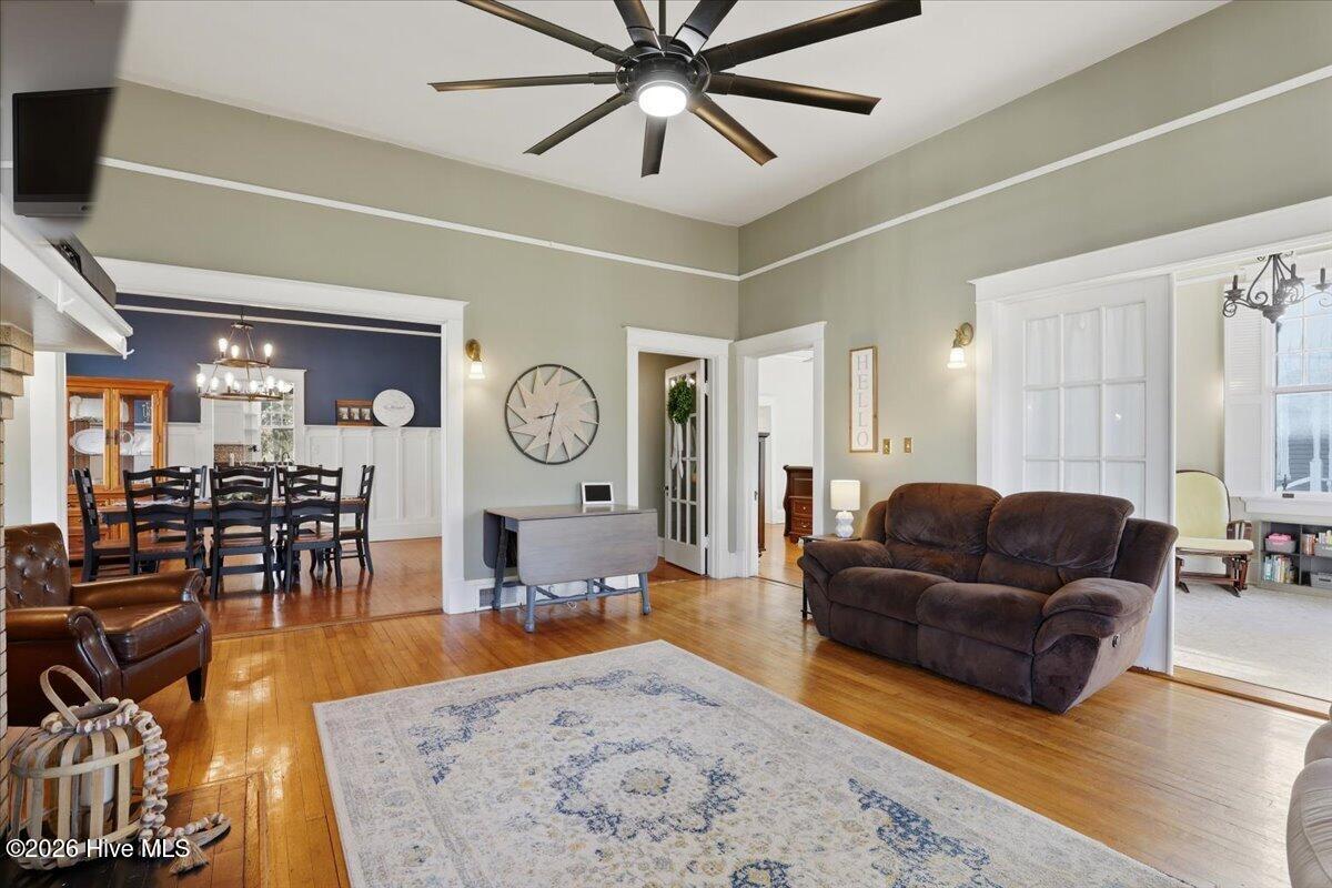 129 E Railroad Street Property Photo 8