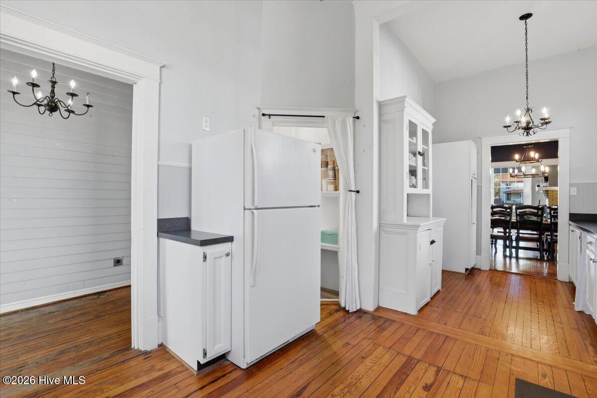 129 E Railroad Street Property Photo 16