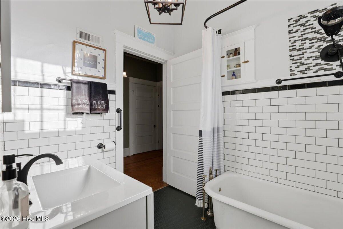 129 E Railroad Street Property Photo 25