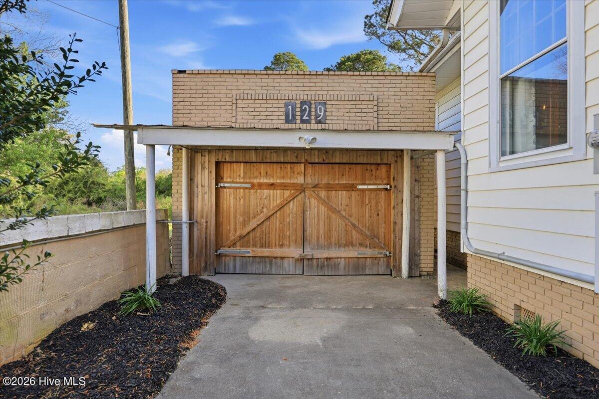129 E Railroad Street Property Photo 38