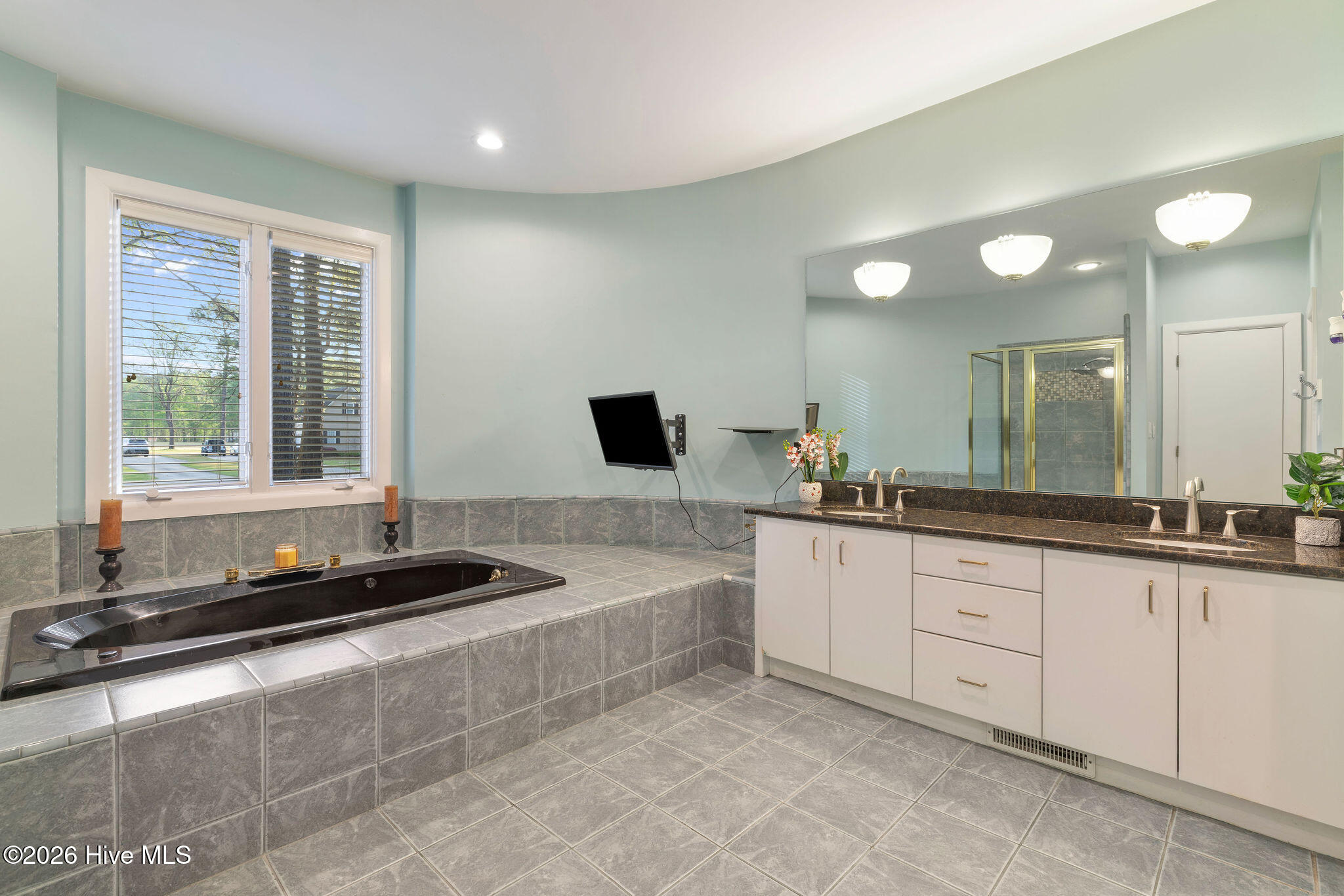 5007 Country Club Drive N Property Photo 15