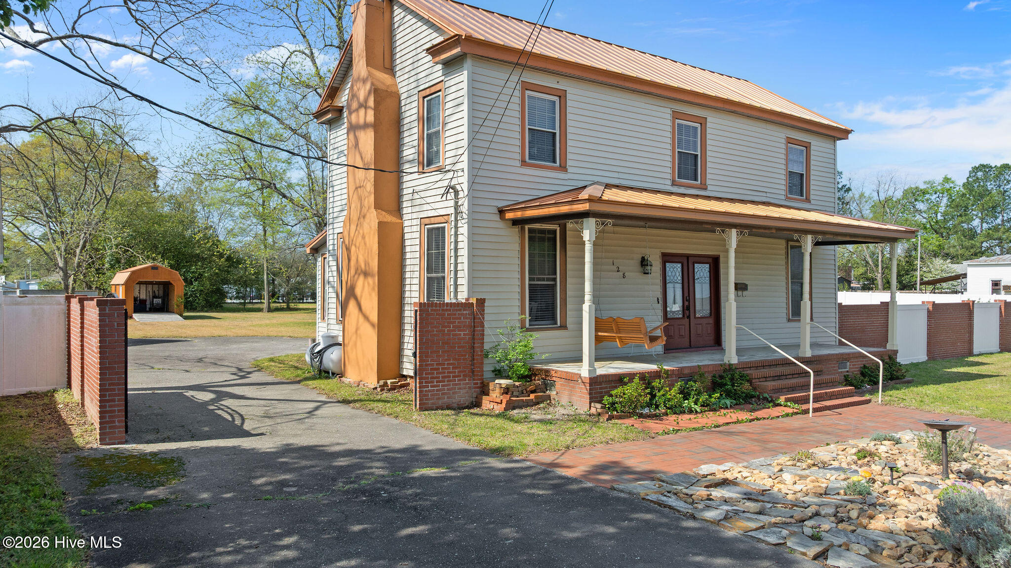 128 E Railroad Street Property Photo 1