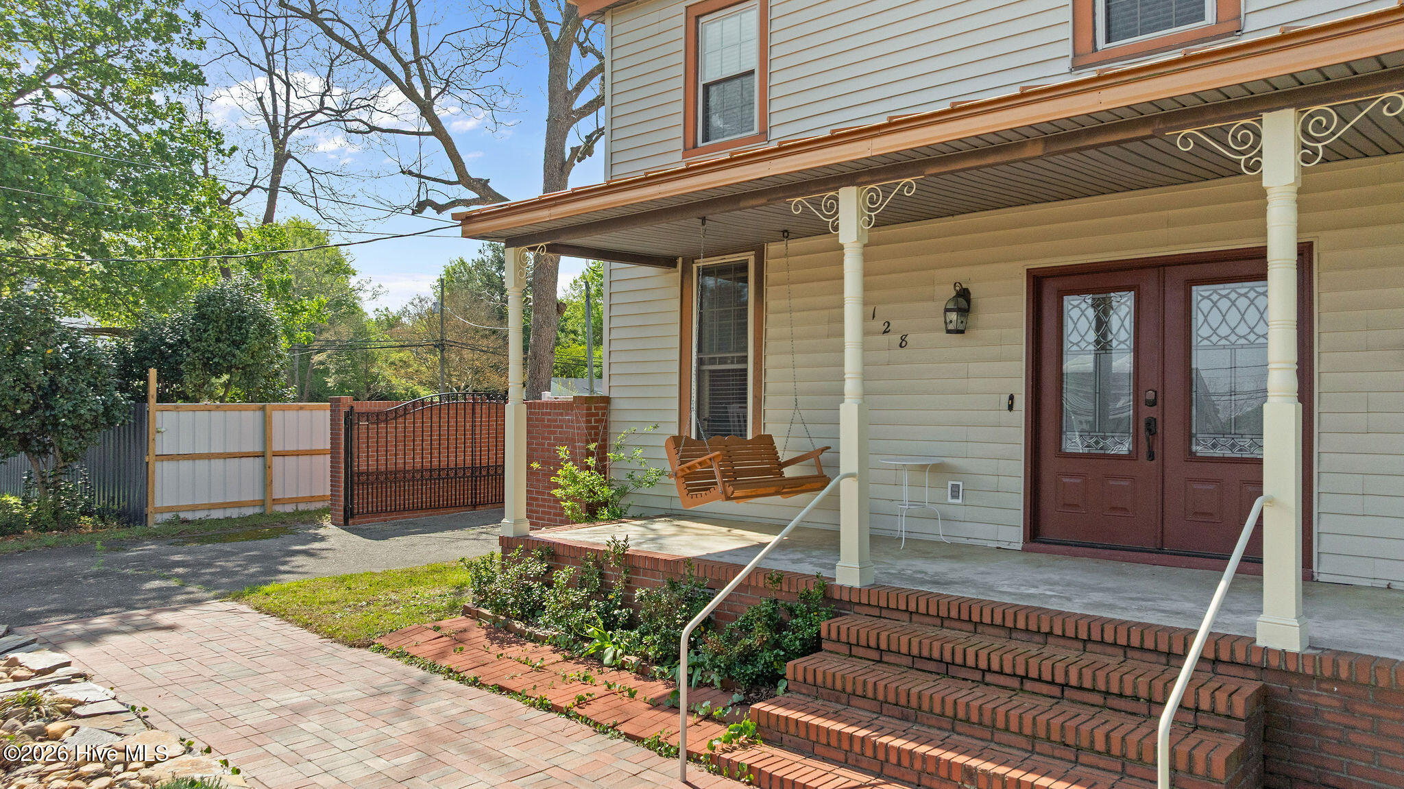 128 E Railroad Street Property Photo 2