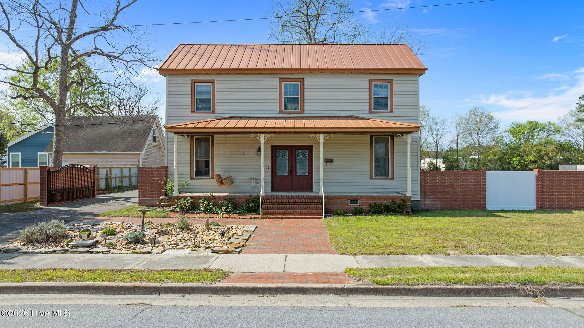 128 E Railroad Street Property Photo 3