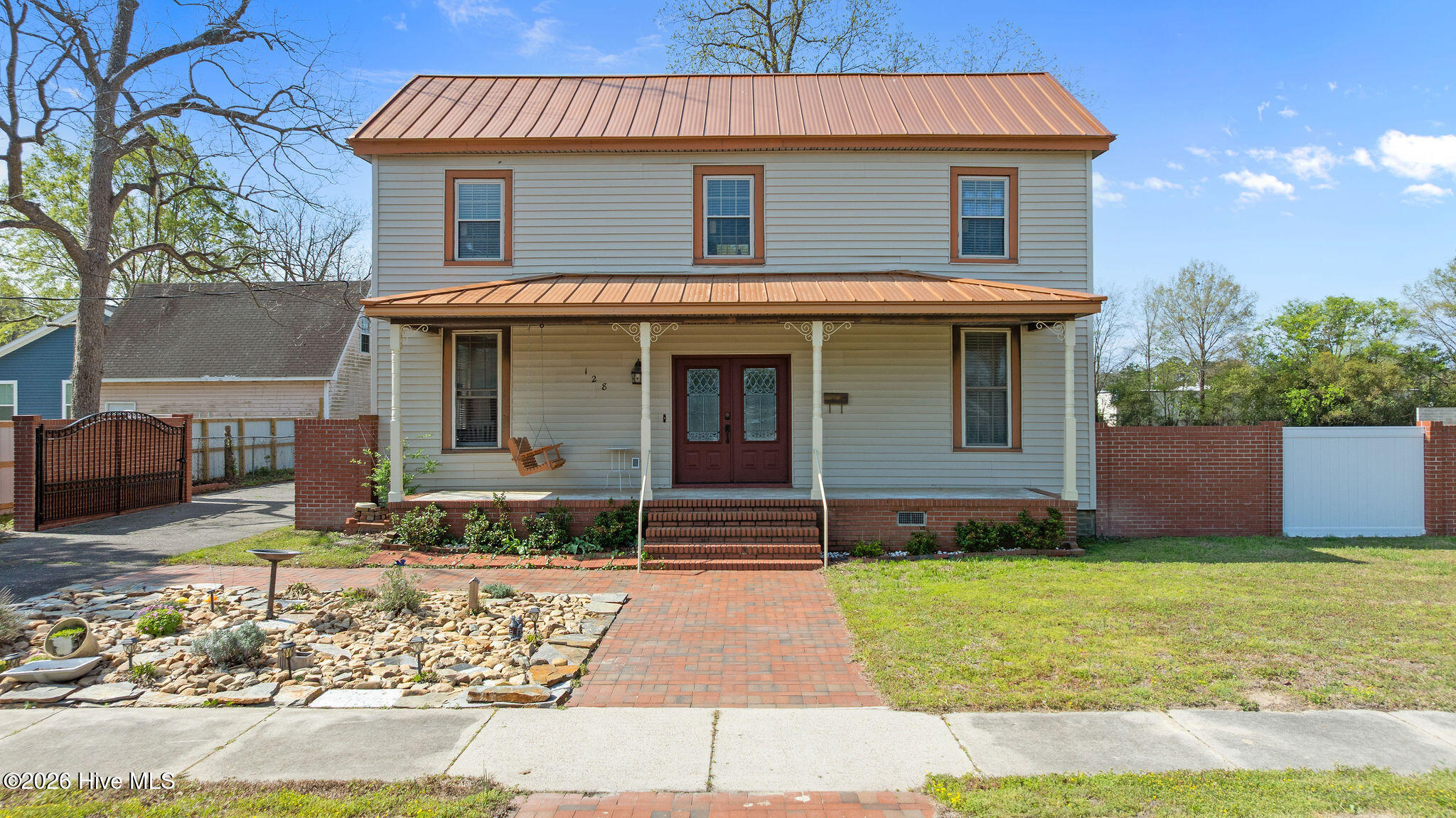 128 E Railroad Street Property Photo 4