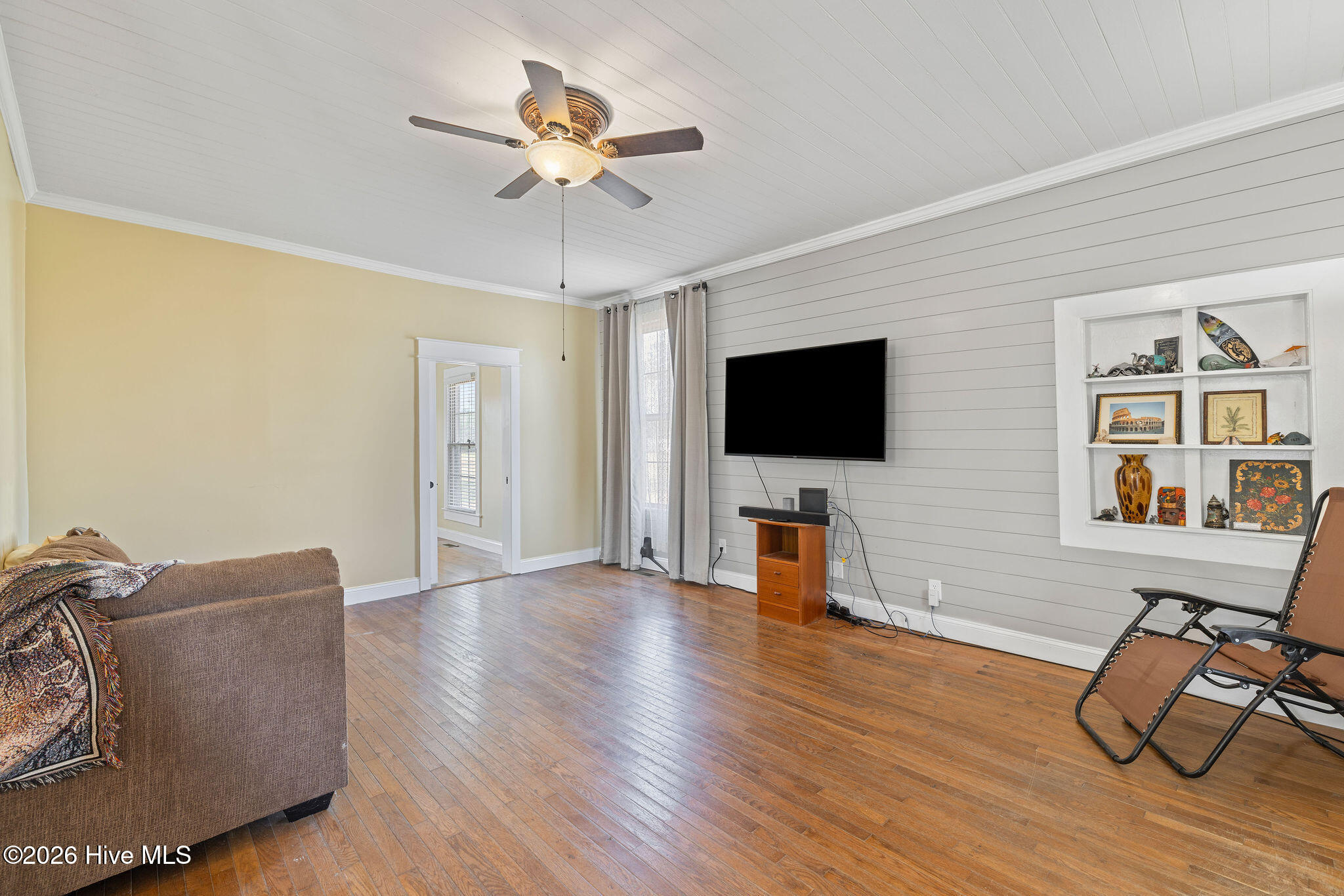 128 E Railroad Street Property Photo 5