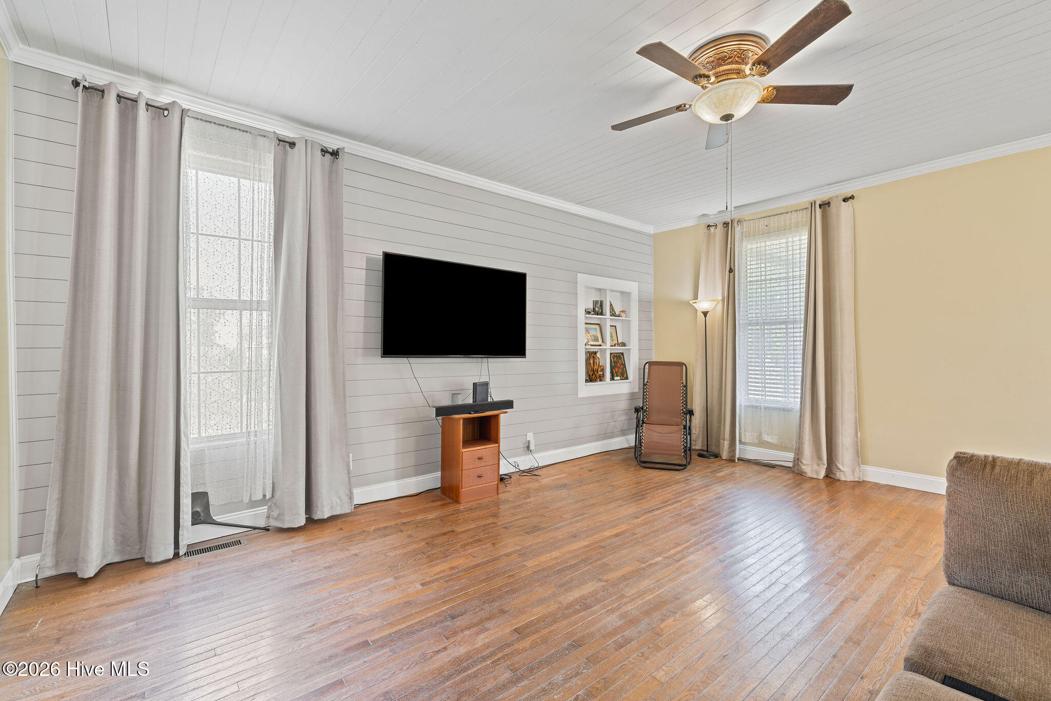 128 E Railroad Street Property Photo 6
