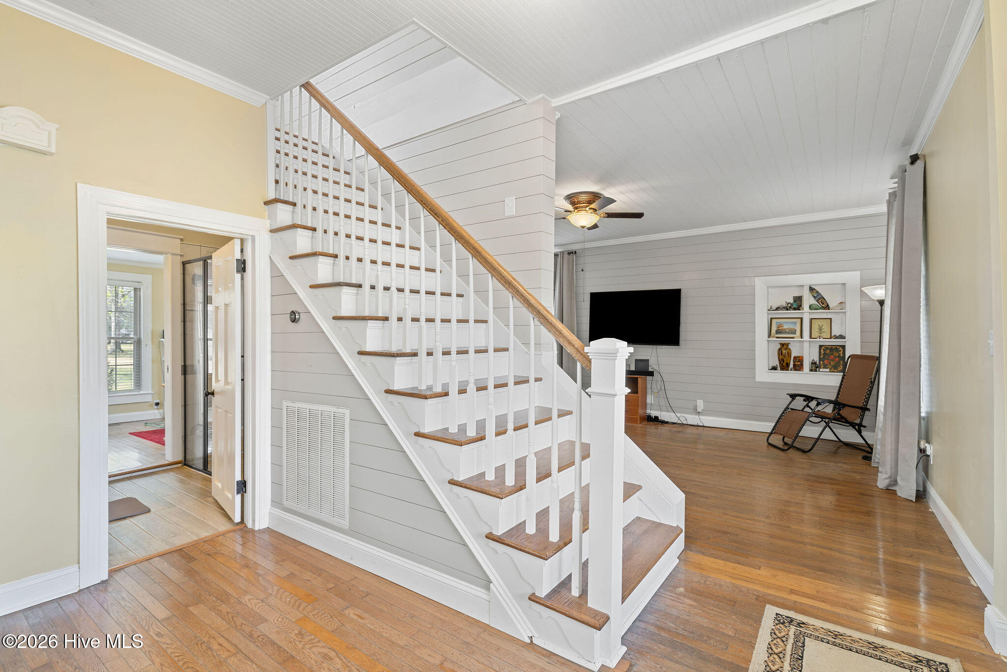 128 E Railroad Street Property Photo 7