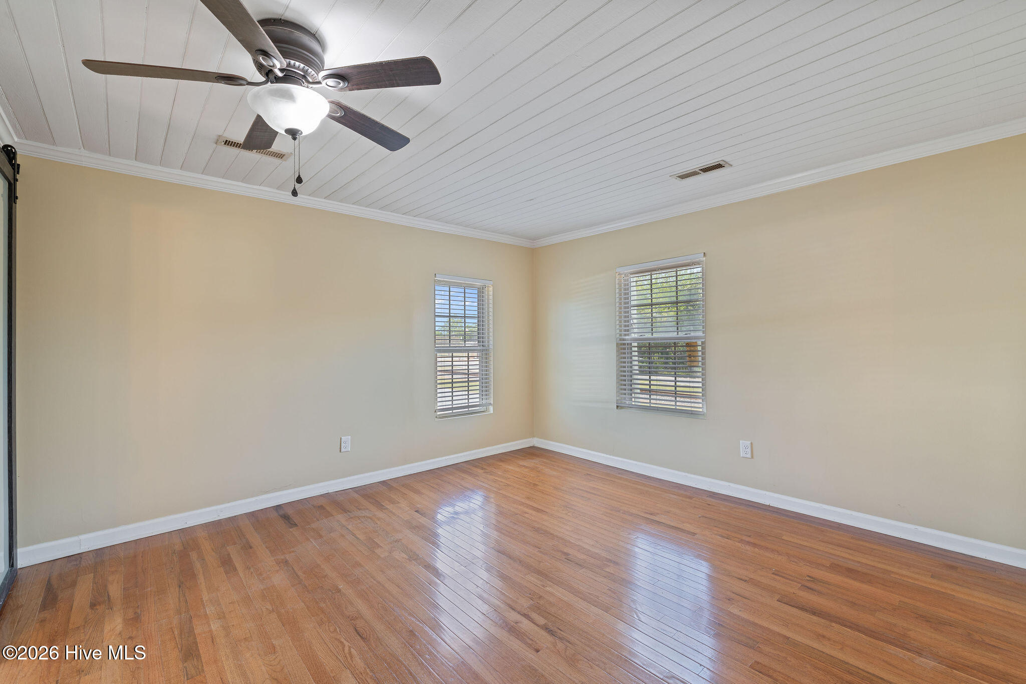 128 E Railroad Street Property Photo 23