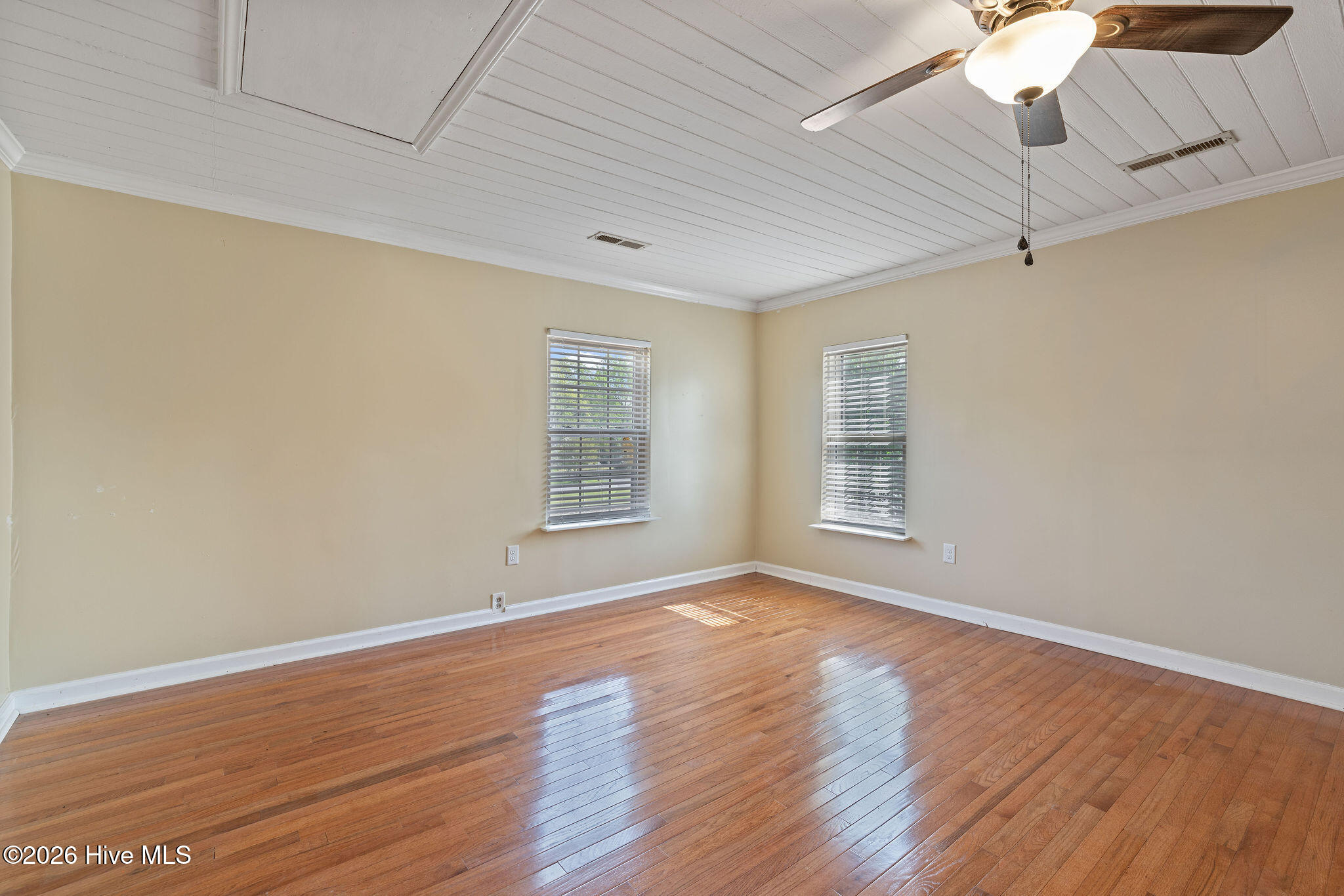 128 E Railroad Street Property Photo 28