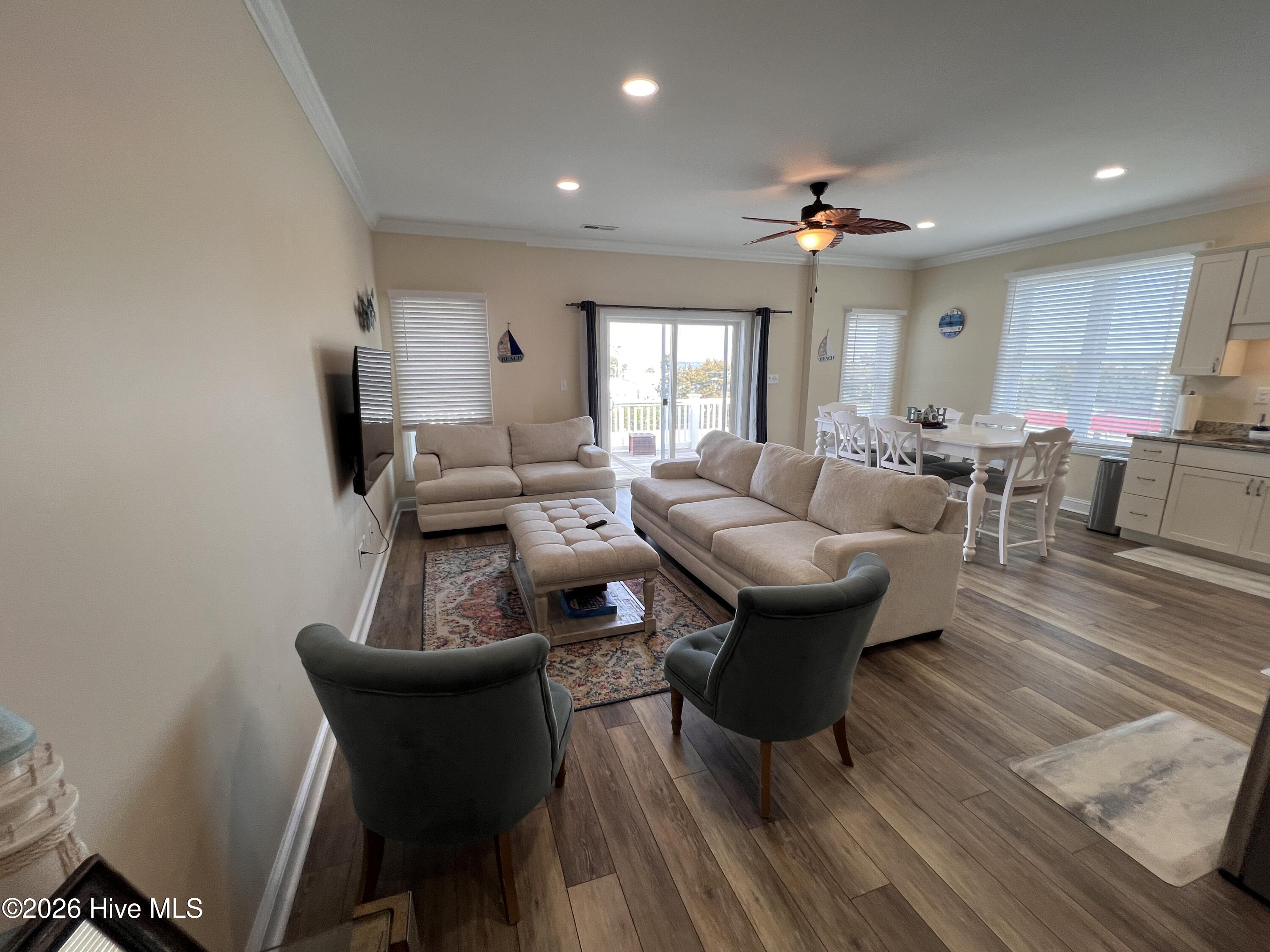 3307 Emerald Drive East Property Photo 5