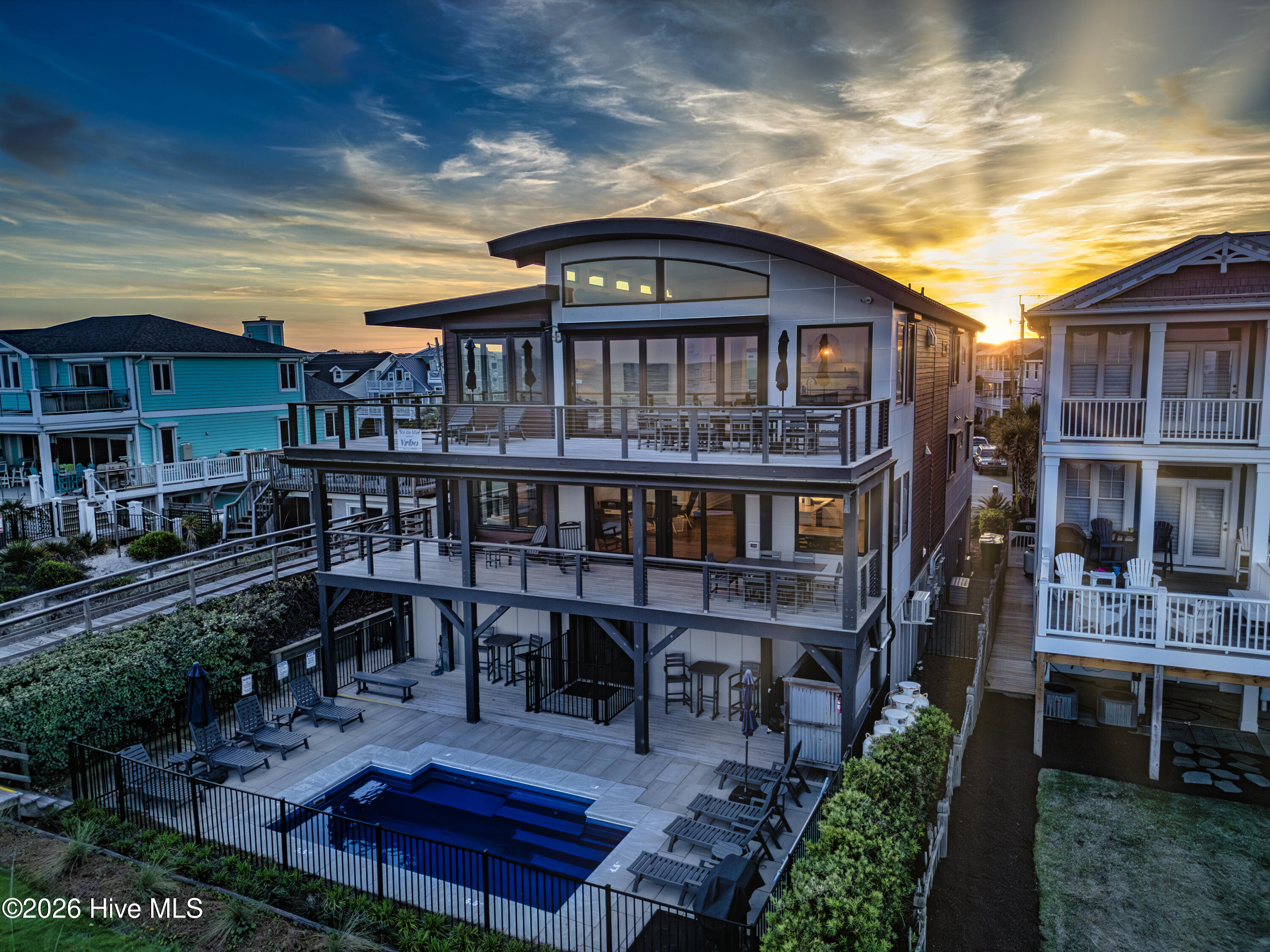 834 Fort Fisher Boulevard N Property Photo 1