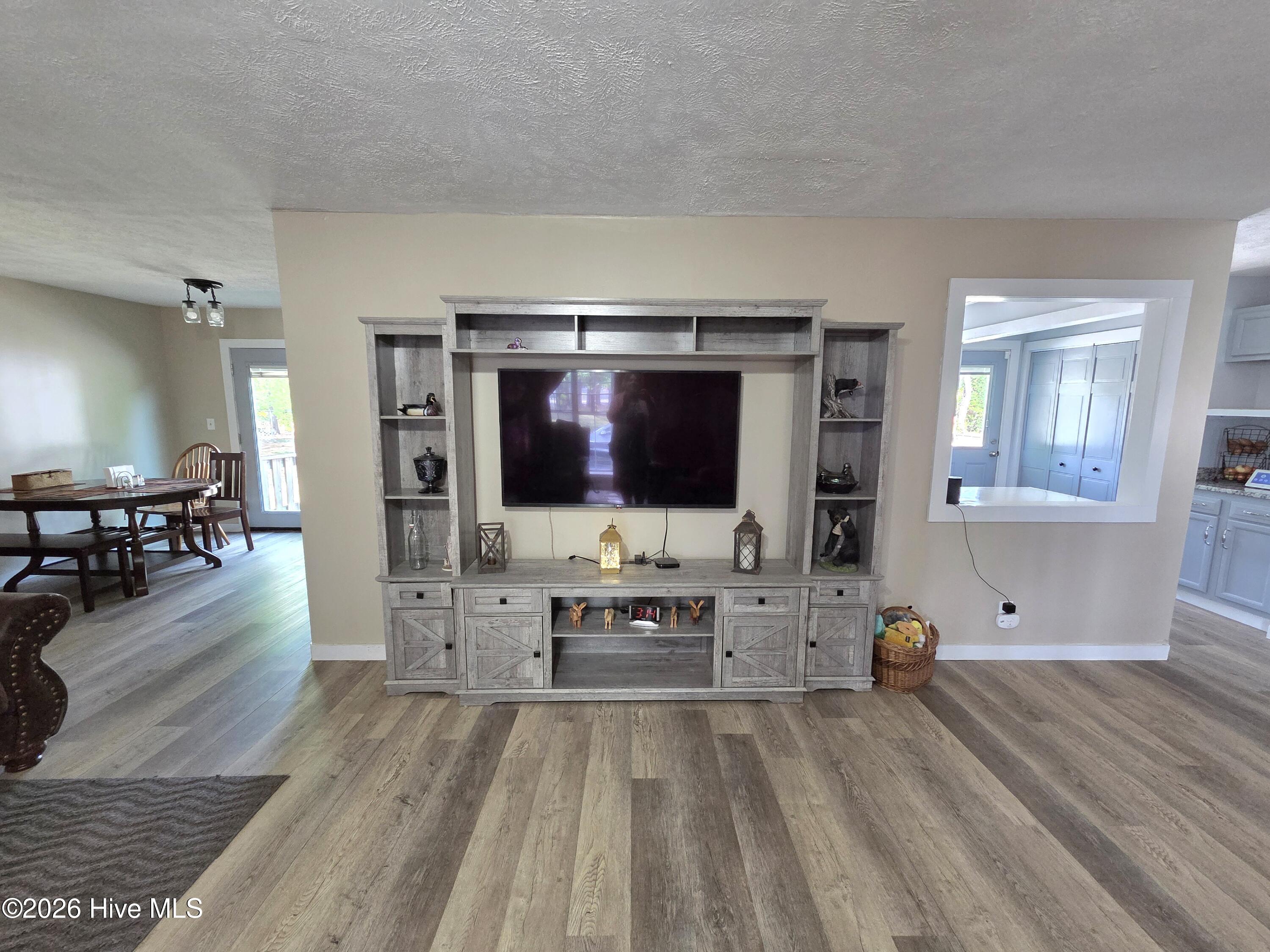 5841 Crestline Road Property Photo 3
