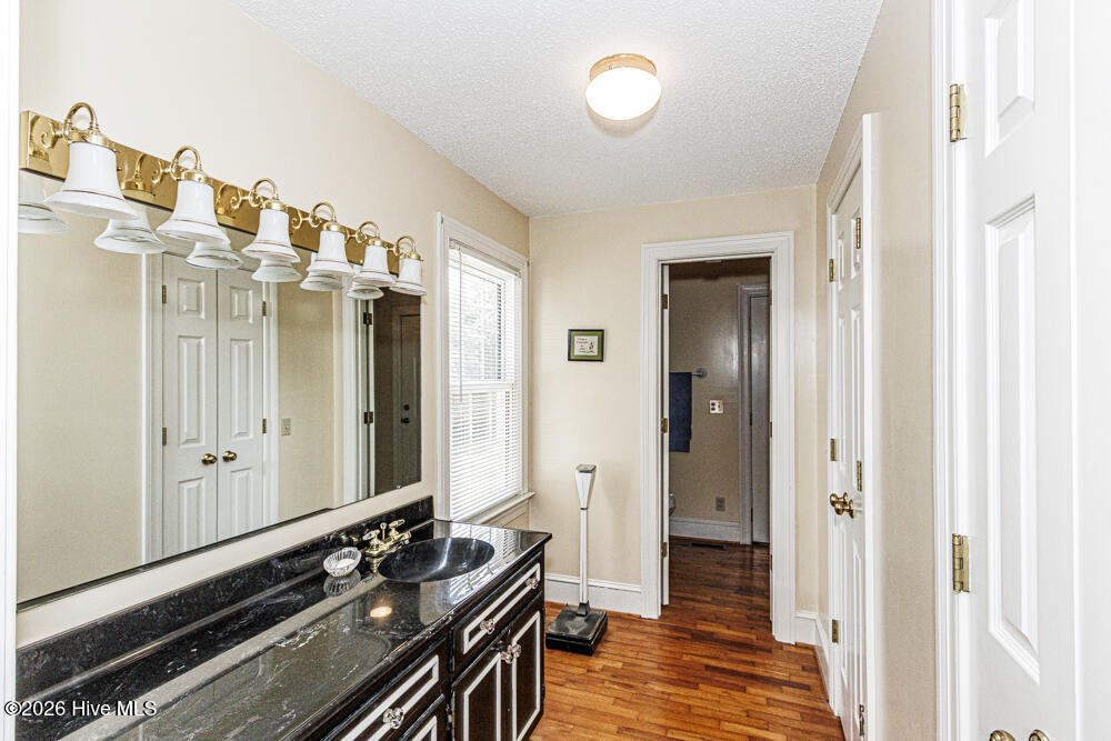 214 E Nash Street Property Photo 18