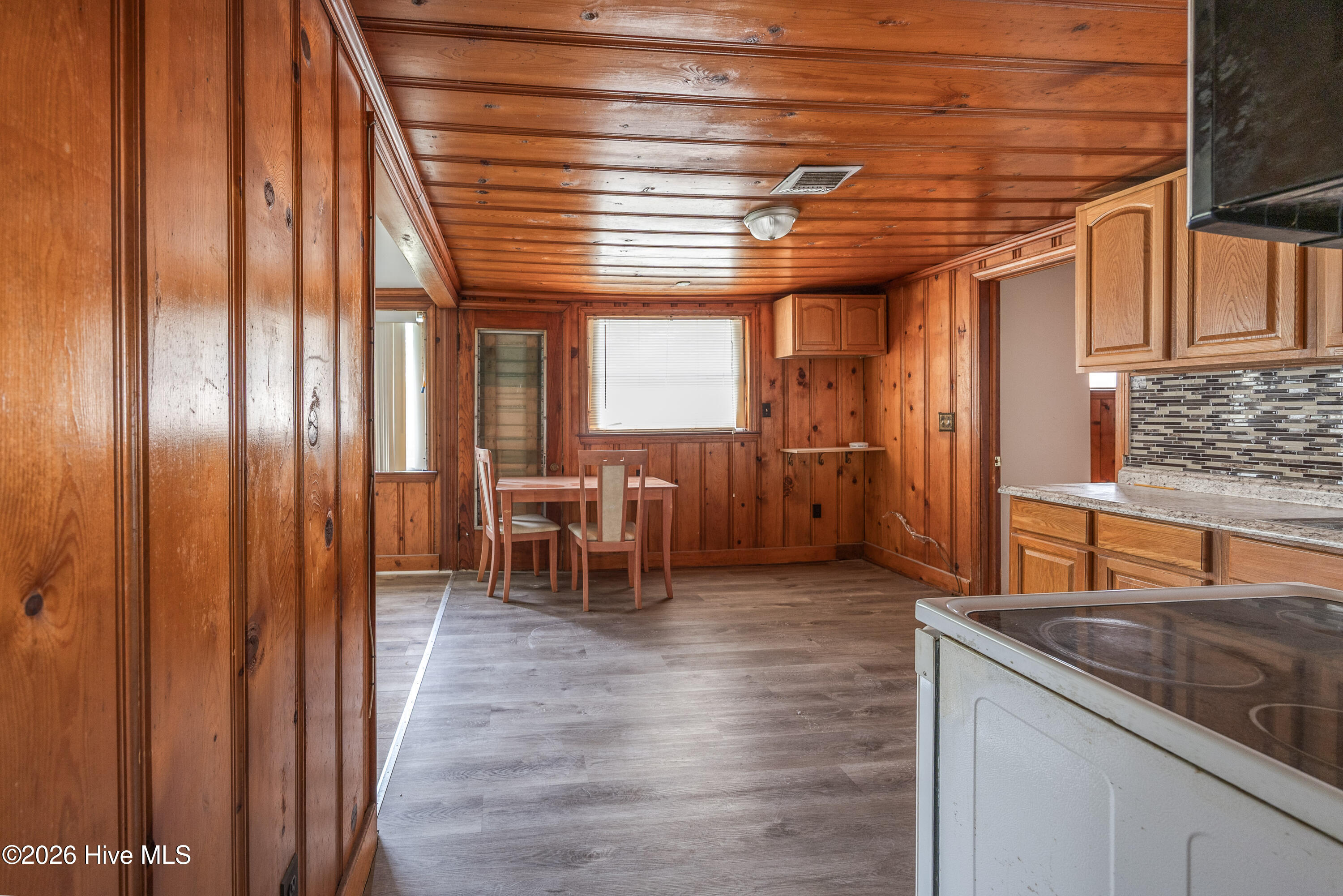 321 N Church Avenue Property Photo 8