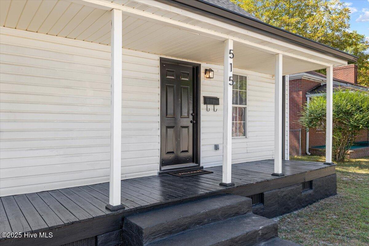 515 E Holly Street Property Photo 3