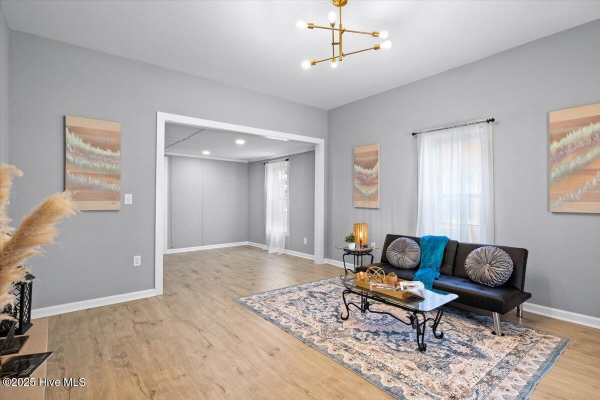 515 E Holly Street Property Photo 4